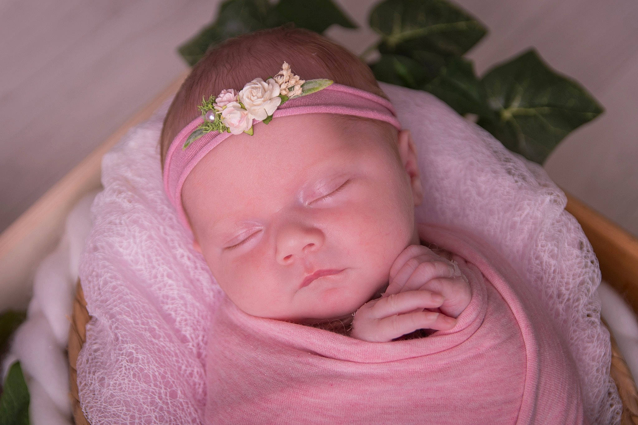 Emie participe au concours pour gagner de l'argent avec cette photo : arm, baby, baby_toddler_clothing, comfort, eye, eyebrow, eyelash, head, headband, headgear, headpiece, iris, lip, nail, neck, person, petal, pink, plant, textile