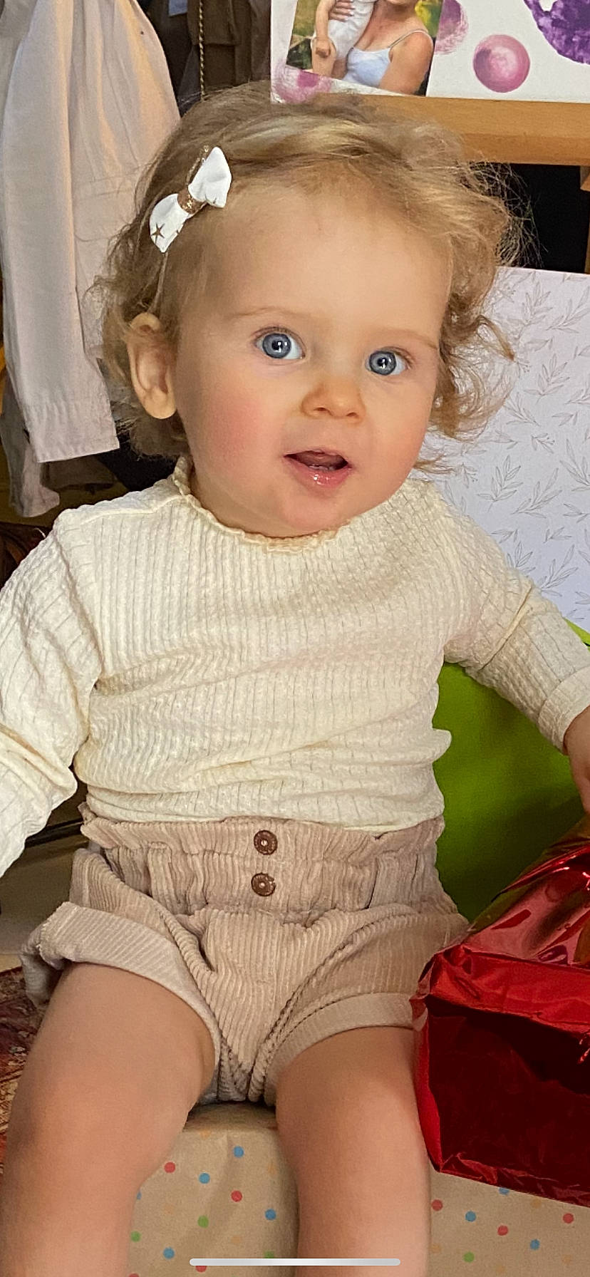 Céleste a rejoint le concours — aidez-le/la à gagner de superbes lots ! baby, baby_toddler_clothing, cheek, child, chin, hair, head, human_body, iris, lip, neck, organ, pattern, person, pink, shorts, skin, sleeve, smile, surprise