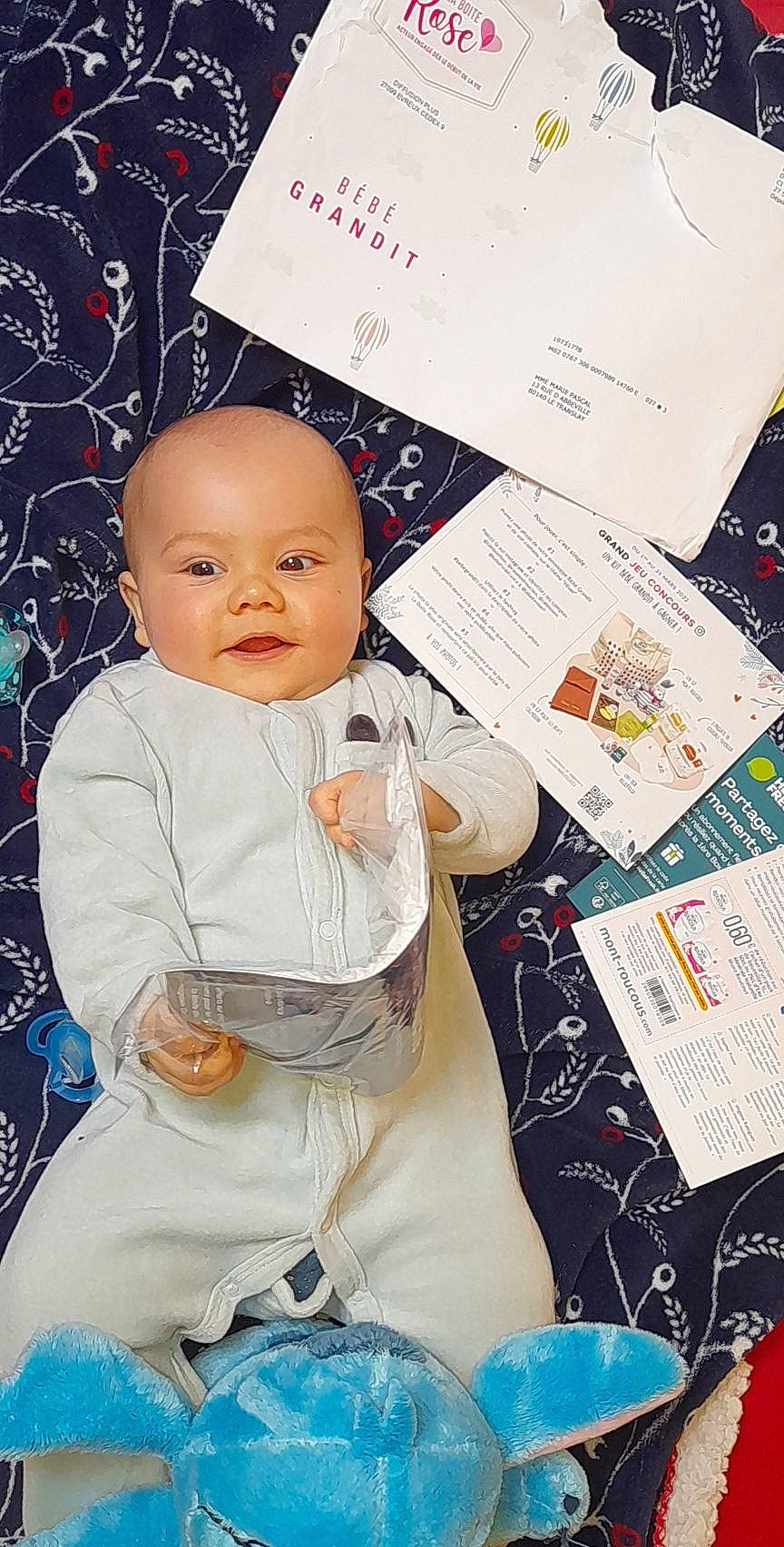 Ezechiel a rejoint le concours — aidez-le/la à gagner de superbes lots ! baby, baby_toddler_clothing, blue, cheek, child, comfort, facial_expression, font, happy, linens, pattern, person, publication, room, skin, sleeve, smile, t_shirt, textile, toddler