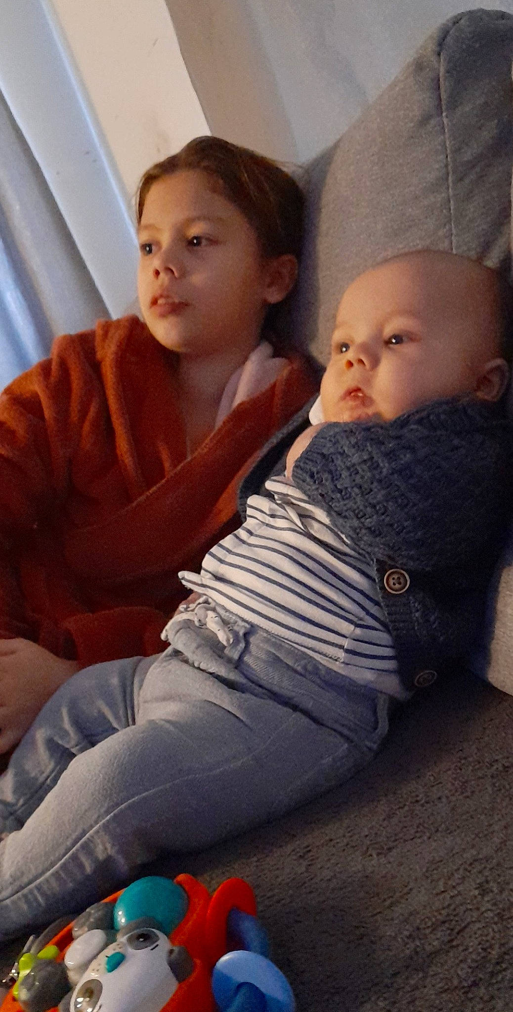 Ezechiel a rejoint le concours — aidez-le/la à gagner de superbes lots ! arm, cheek, chin, comfort, eye, face, finger, human_body, iris, joint, lap, leg, lip, mammal, mouth, nose, organ, outerwear, person, shoulder