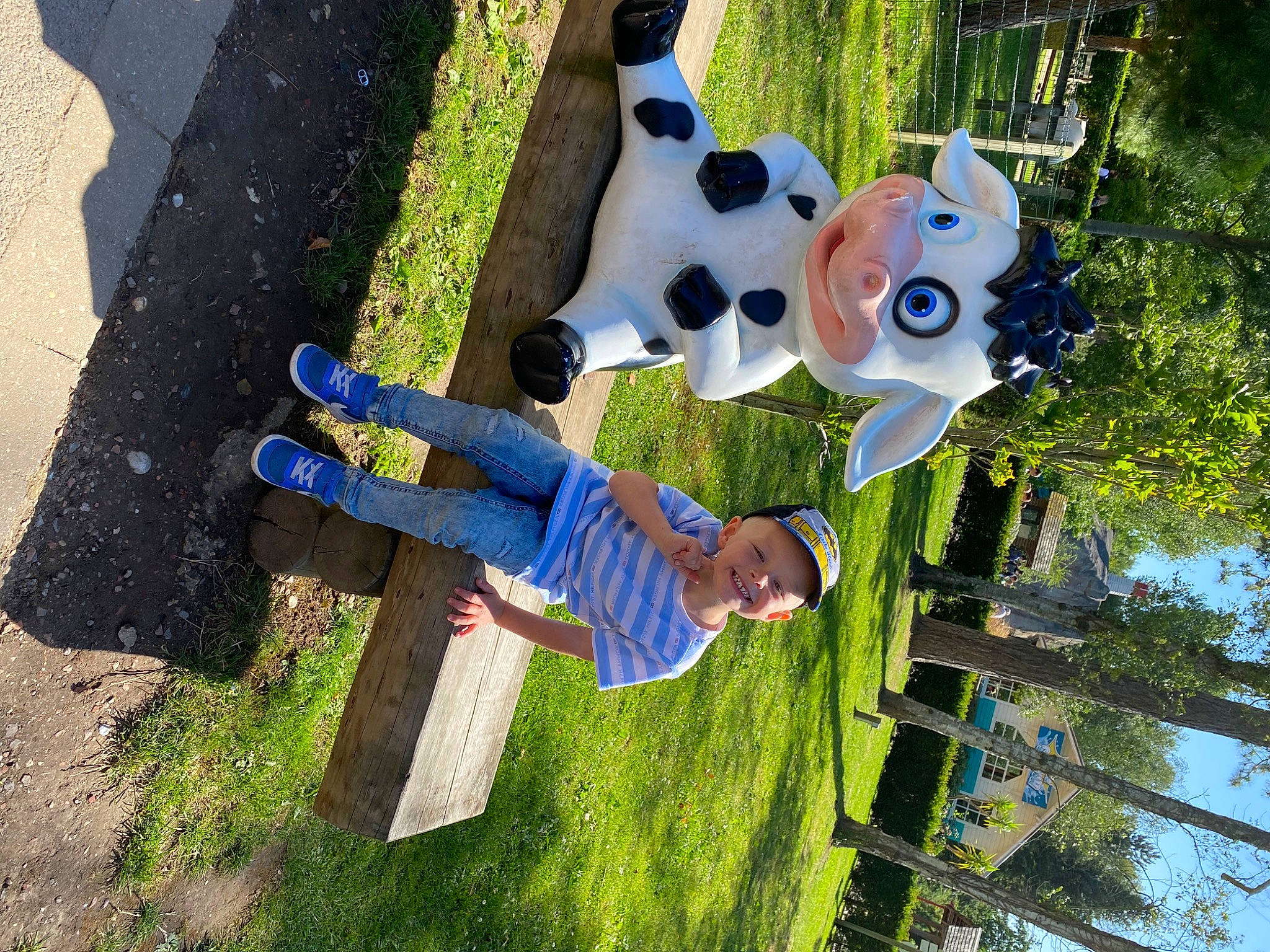 Sasha participe au concours pour gagner de l'argent avec cette photo : fun, grass, headwear, joy, lawn_ornament, leisure, people_in_nature, person, plant, recreation, sky, smile, toy, tree