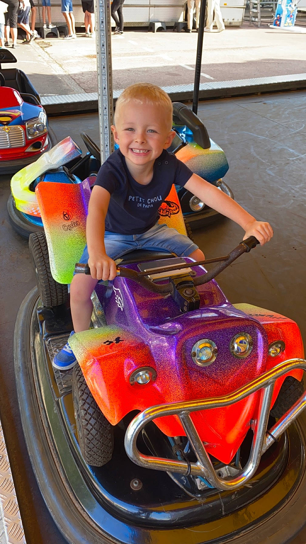 Sasha participe au concours pour gagner de l'argent avec cette photo : automotive_design, automotive_exterior, automotive_lighting, automotive_tire, bumper, car, fender, fun, hood, jeans, joy, land_vehicle, motor_vehicle, person, riding_toy, rim, shorts, smile, tire, vehicle