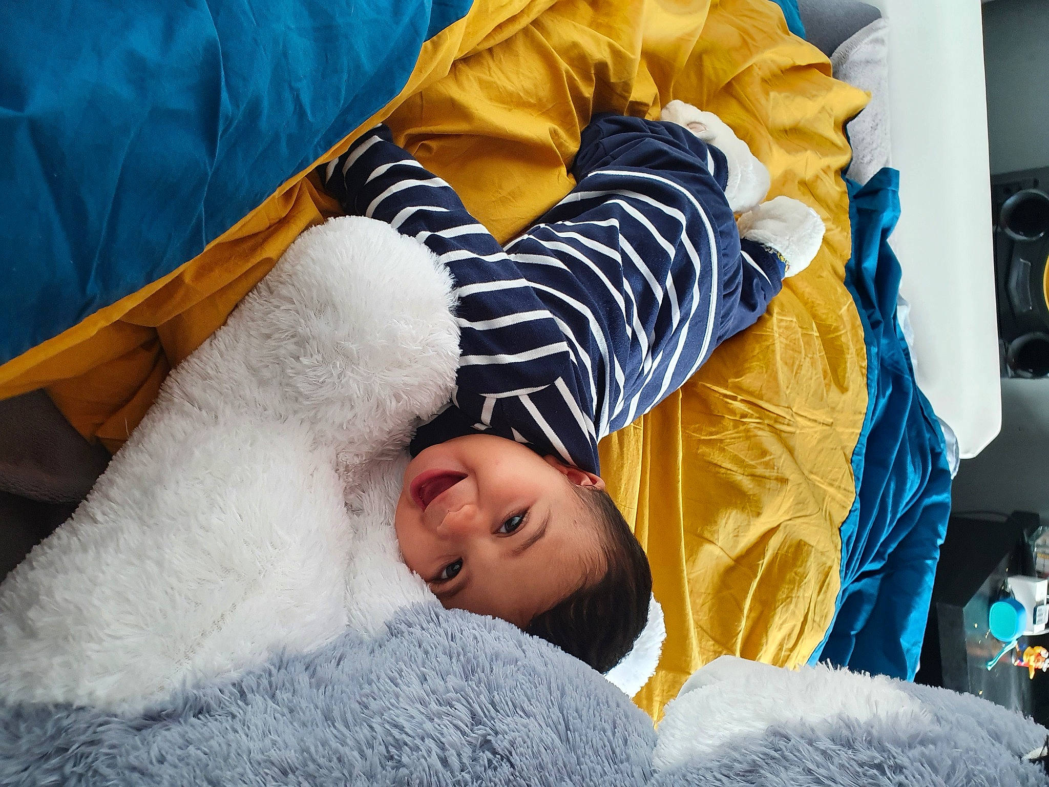 Djulyan a rejoint le concours — aidez-le/la à gagner de superbes lots ! bed, bed_sheet, bedding, bedroom, bedtime, child, comfort, couch, fur, gesture, hand, human_body, human_leg, joy, linens, person, pillow, room, sleeve, textile