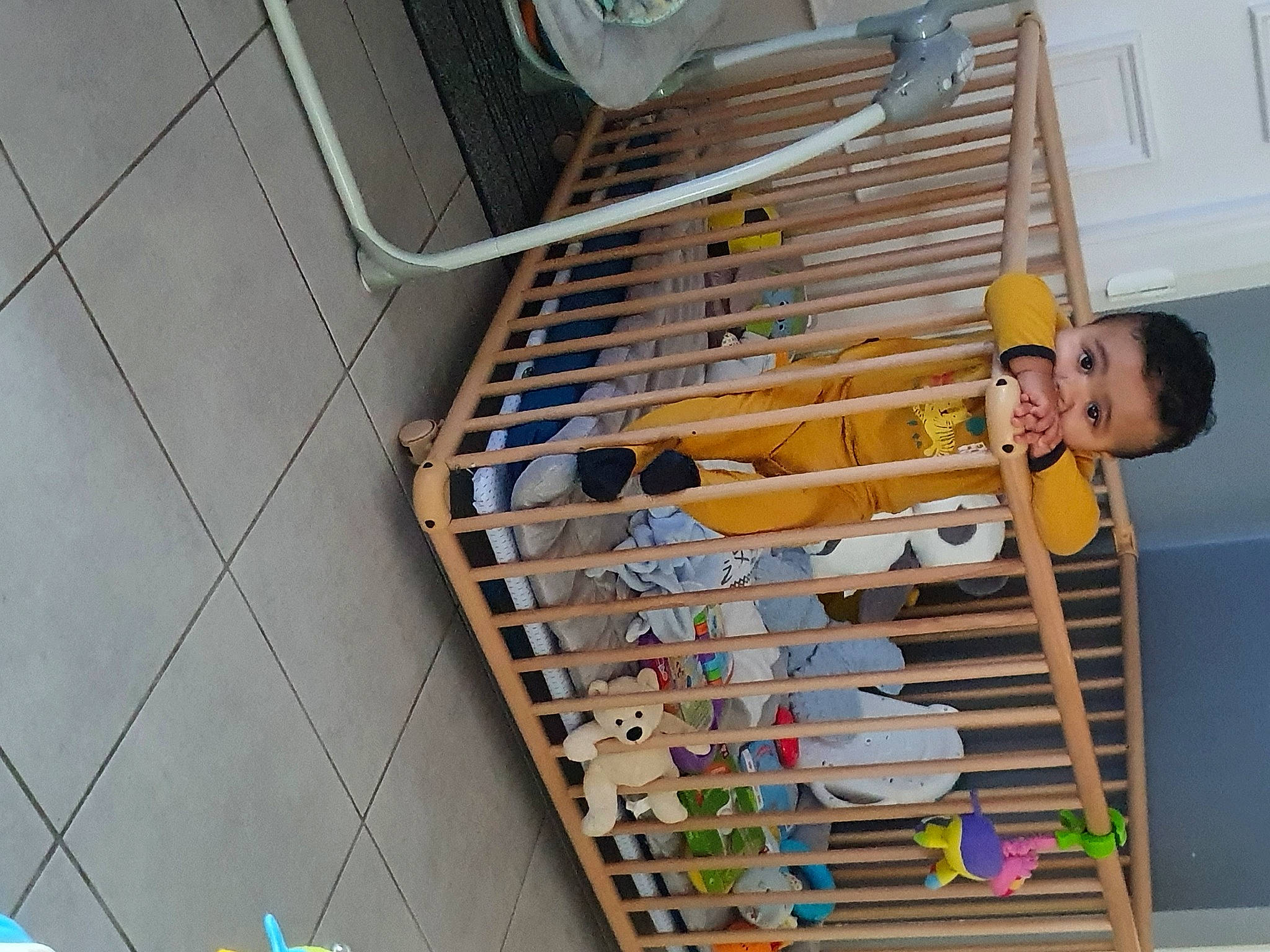 Djulyan participe au concours pour gagner de l'argent avec cette photo : cage, child, flooring, handrail, hardwood, house, machine, major_appliance, metal, person, pet_supply, rectangle, room, shelving, t_shirt, toddler, wood