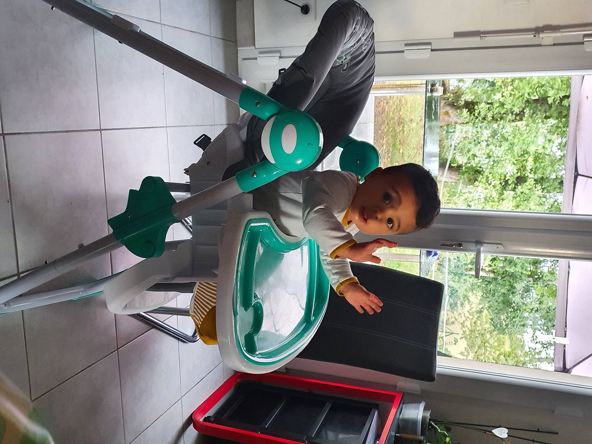 Djulyan participe au concours pour gagner de l'argent avec cette photo : animation, auto_part, costume, fictional_character, fun, glass, green, leisure, machine, metal, person, plant, recreation, room, t_shirt, toddler, tree, window, wing