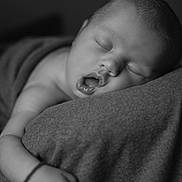 Tylia a rejoint le concours — aidez-le/la à gagner de superbes lots ! baby, black_and_white, blanket, child, close_up, cozy, cuteness, face, hand, infant, monochrome, mouth_open, newborn, peaceful, portrait, quiet, resting, skin, sleeping, soft_texture