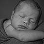 Tylia a rejoint le concours — aidez-le/la à gagner de superbes lots ! arm, baby, black_and_white, blanket, calm, child, close_up, cute, face, hair, infant, monochrome, newborn, peaceful, portrait, quiet, resting, skin, sleeping, soft