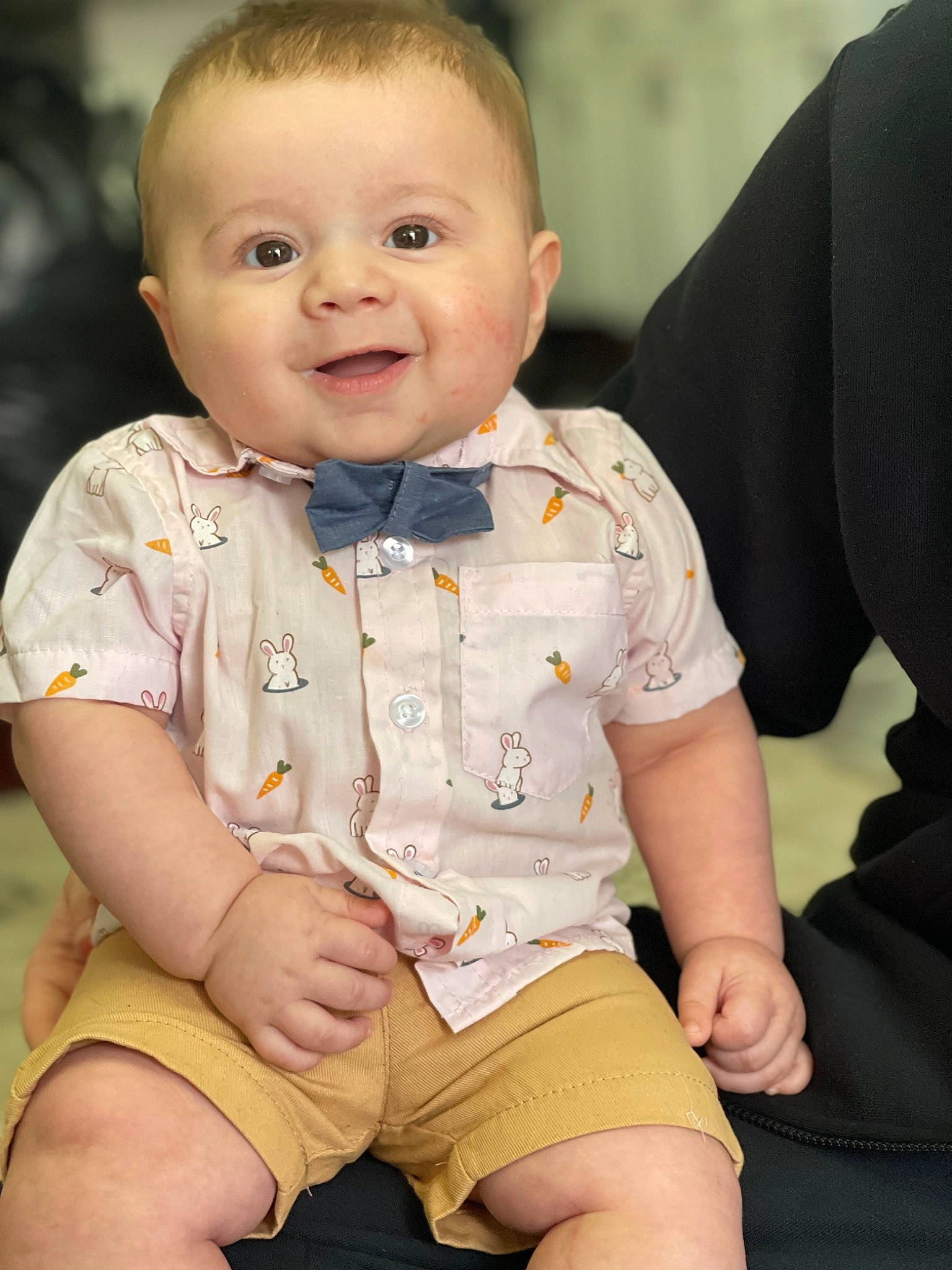 Carlos is registered to the contest to win money with this photo: baby_toddler_clothing, cheek, chin, collar, dress_shirt, eye, face, finger, happy, human_body, iris, joint, lip, muscle, neck, nose, person, shoulder, skin, sleeve