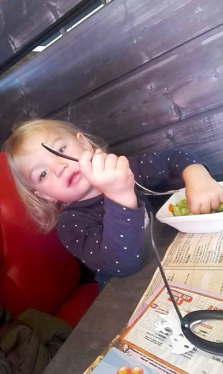 Elsa a rejoint le concours — aidez-le/la à gagner de superbes lots ! black_hair, blond, eating, eye, face, finger, fun, girl, glasses, hand, head, human_hair_color, mouth, nose, person, product, thumb