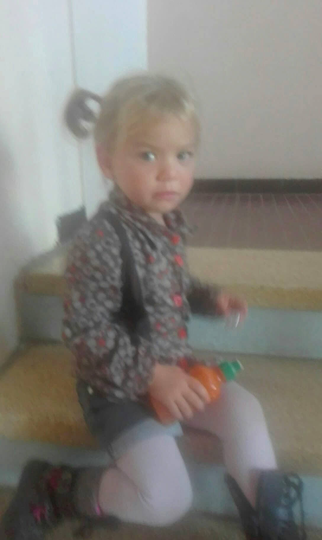 Elsa participe au concours pour gagner de l'argent avec cette photo : arm, child, crawling, floor, girl, hair, human_hair_color, infant, leg, person, play, product, sitting, standing, textile, toddler