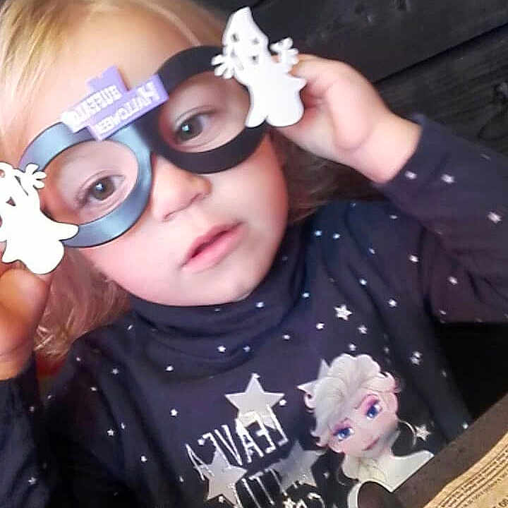 Elsa a rejoint le concours — aidez-le/la à gagner de superbes lots ! cool, eyewear, fun, girl, glasses, product, selfie, sunglasses, vision_care