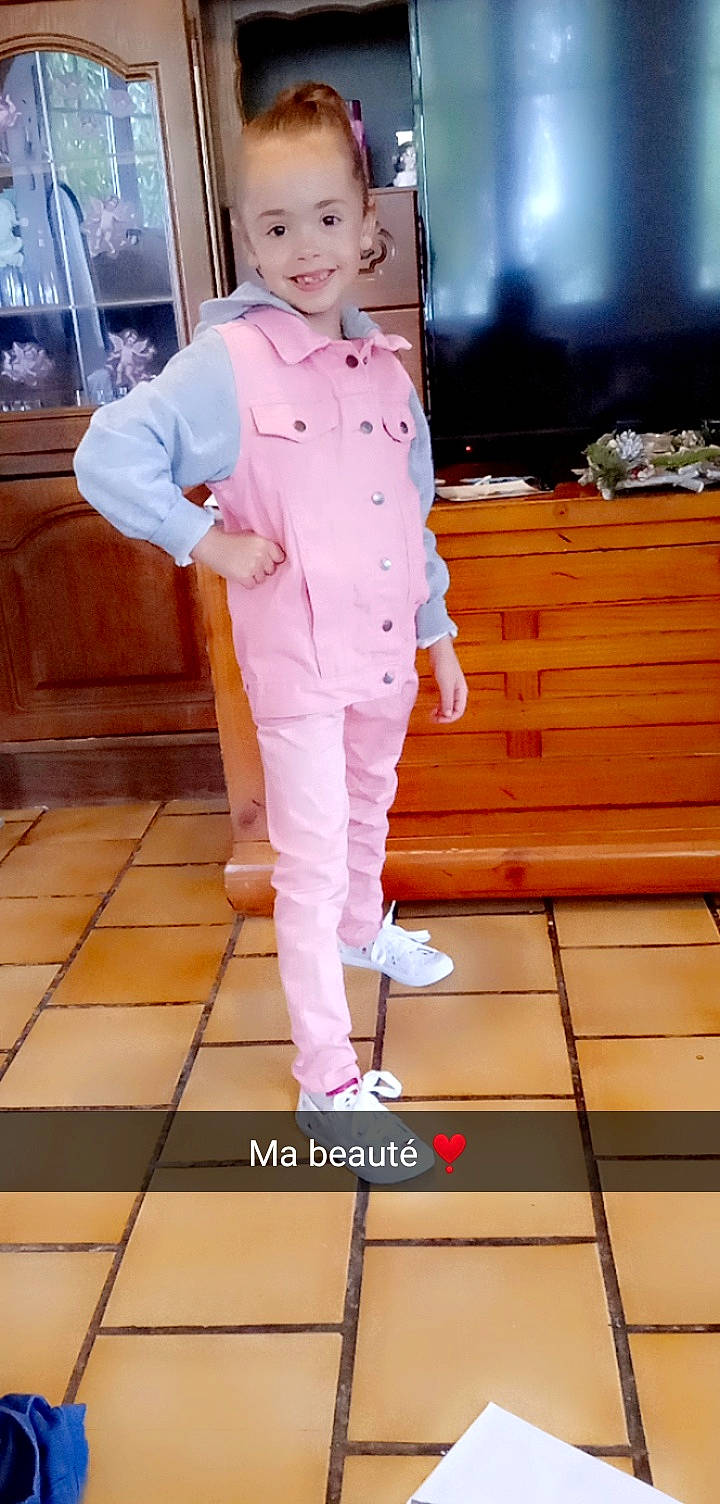 Kimberley a rejoint le concours — aidez-le/la à gagner de superbes lots ! blazer, collar, costume, dress_shirt, fashion_design, flooring, formal_wear, hat, human_leg, joy, knee, magenta, person, sleeve, sportswear, standing, street_fashion, suit, thigh, tie