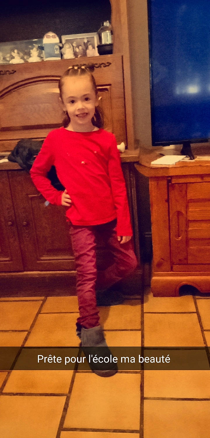 Kimberley a rejoint le concours — aidez-le/la à gagner de superbes lots ! baby_toddler_clothing, child, cupboard, denim, display_device, flooring, fun, happy, human_leg, joy, knee, magenta, person, room, sleeve, smile, sportswear, t_shirt, television, thigh