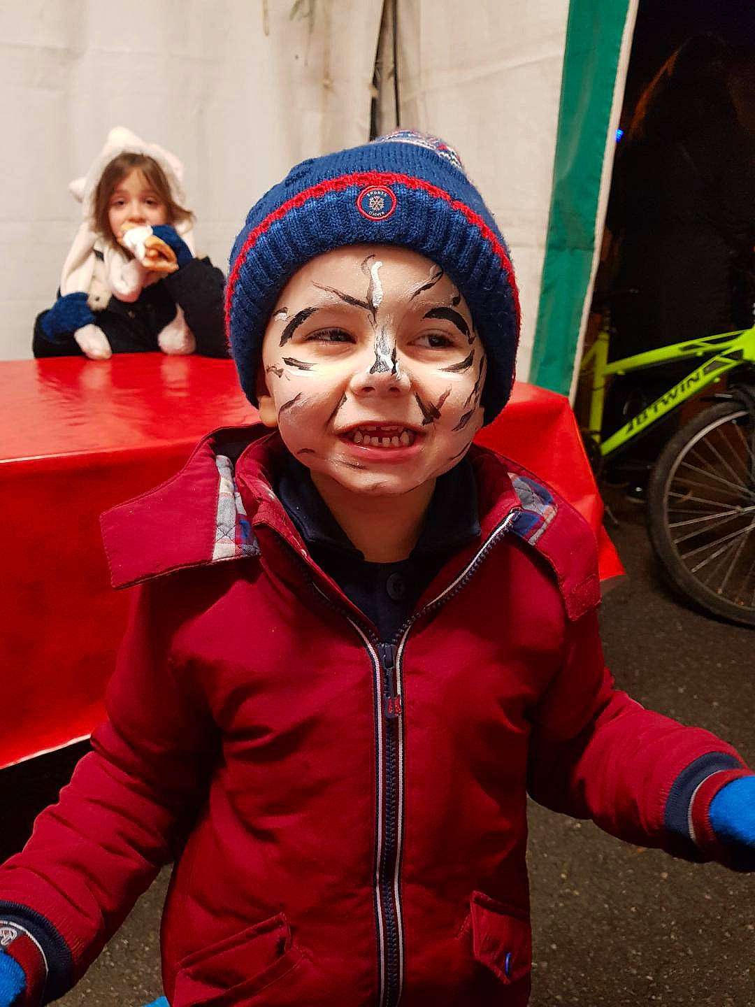 Enzo a rejoint le concours — aidez-le/la à gagner de superbes lots ! child, facial_expression, fun, girl, headgear, joy, person, product, recreation, red, smile