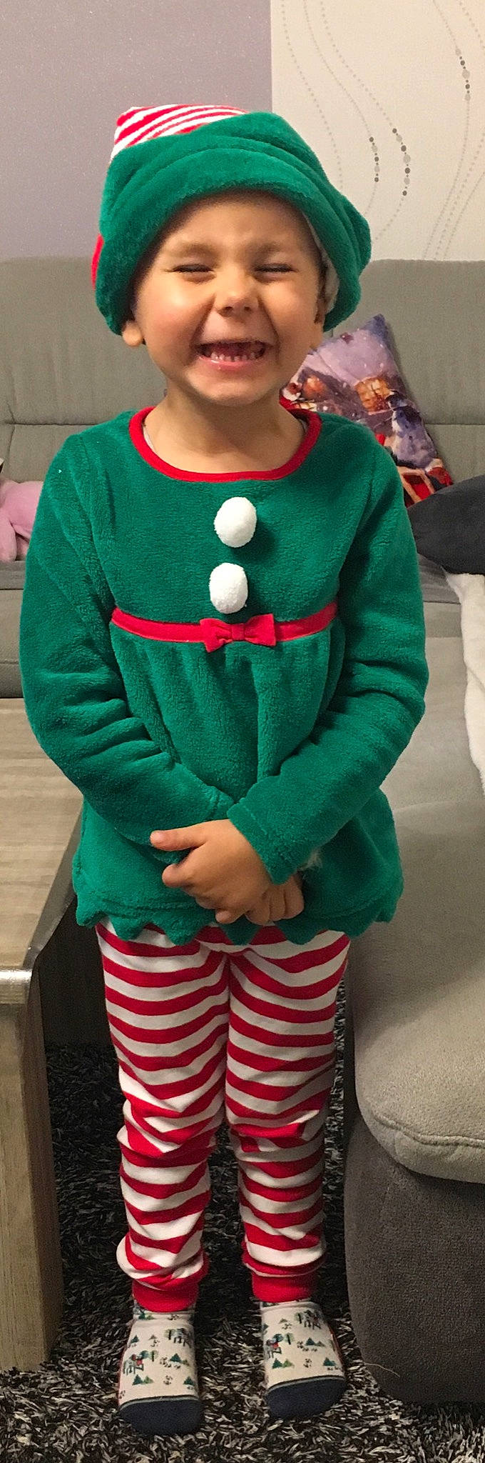 Enzo a rejoint le concours — aidez-le/la à gagner de superbes lots ! child, christmas, costume, event, facial_expression, fictional_character, fun, girl, green, headgear, holiday, outerwear, person, red, skin, smile, standing, textile, toddler