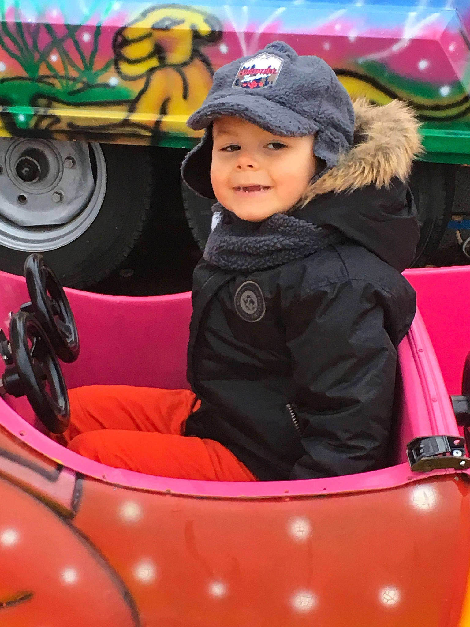 Enzo a rejoint le concours — aidez-le/la à gagner de superbes lots ! car, child, fun, girl, headgear, headwear, joy, person, pink, play, product, recreation, toddler