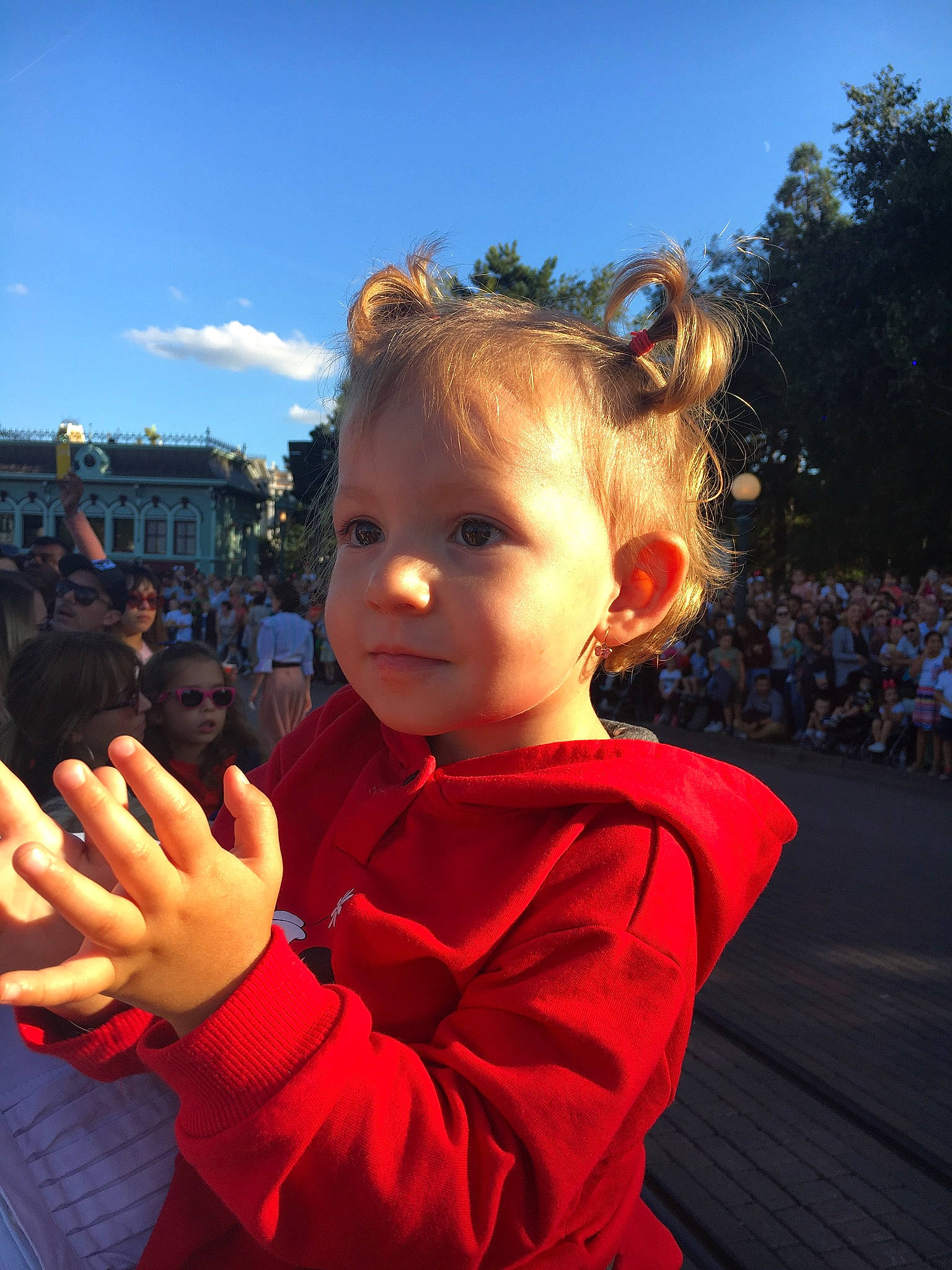 Alissa participe au concours pour gagner de l'argent avec cette photo : boy, child, fun, girl, happiness, human, person, recreation, red, sky, smile, temple, toddler, vacation