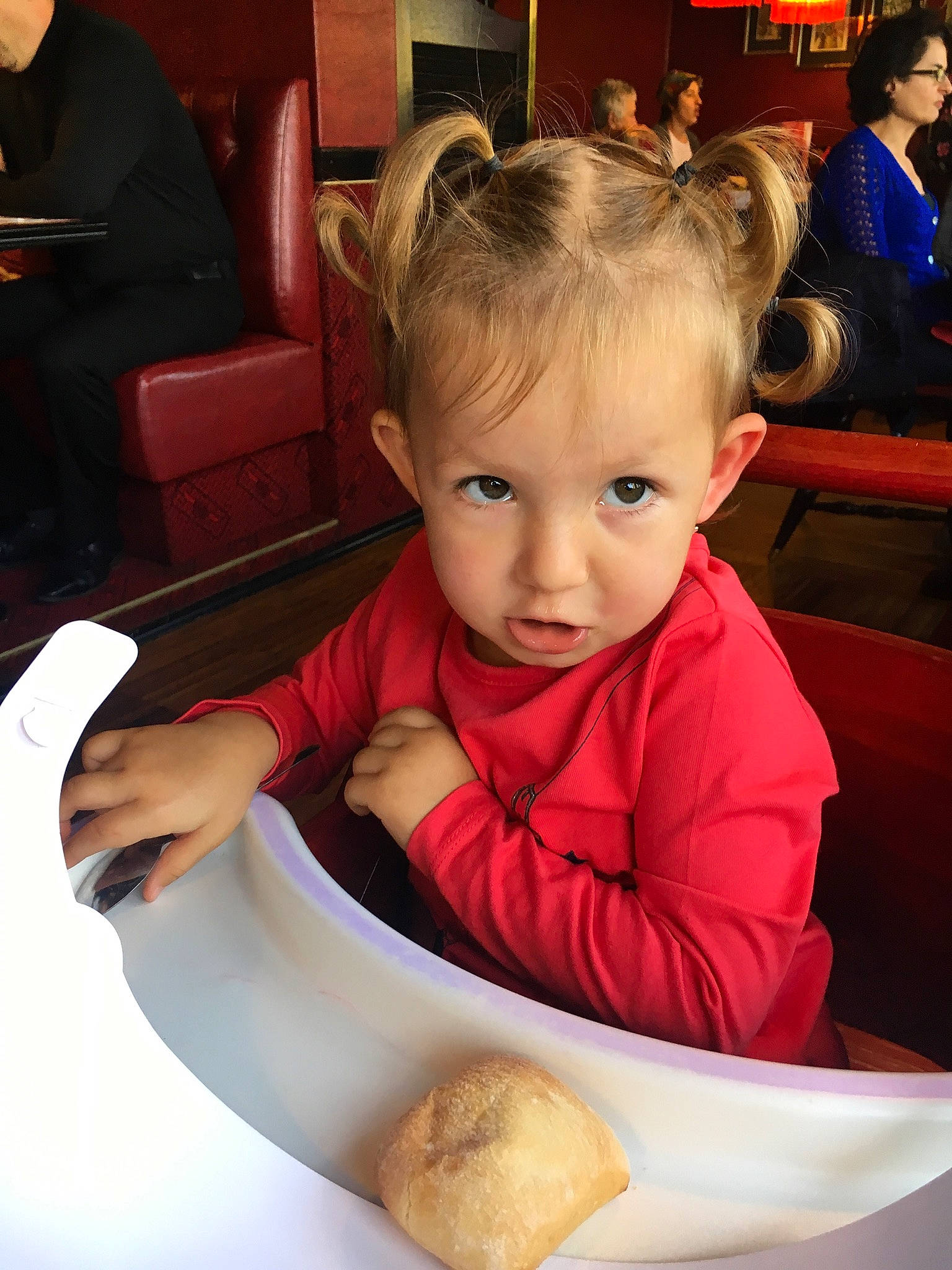 Alissa participe au concours pour gagner de l'argent avec cette photo : boy, child, eating, fun, girl, person, sitting, toddler