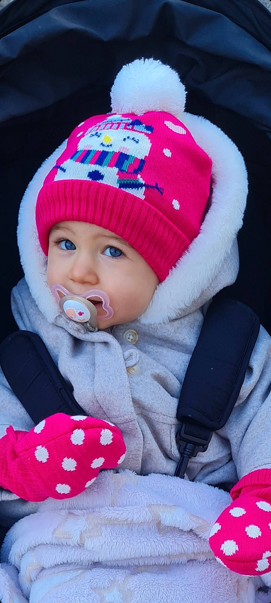 Mélissa participe au concours pour gagner de l'argent avec cette photo : baby, baby_toddler_clothing, cap, cheek, comfort, eye, head, headgear, headwear, human_body, jacket, lip, organ, outerwear, person, pink, product, skin, sleeve, textile