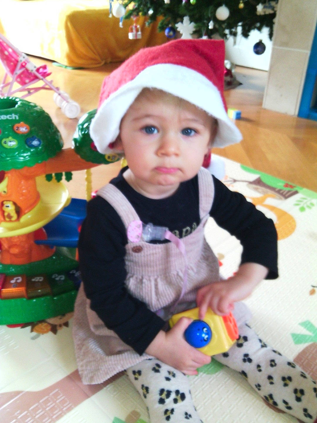 Mélissa a rejoint le concours — aidez-le/la à gagner de superbes lots ! baby, baby_toddler_clothing, child, christmas, christmas_decoration, christmas_tree, event, fun, happy, headwear, holiday, human_body, pattern, person, room, sitting, sock, toddler, toy, tree