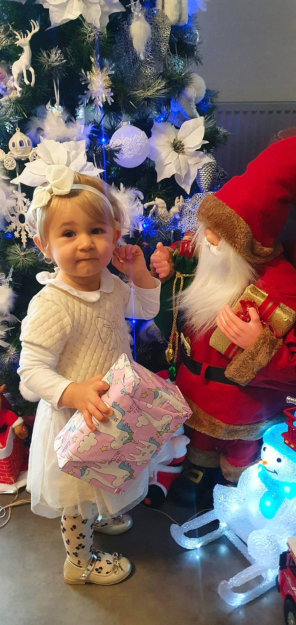 Mélissa participe au concours pour gagner de l'argent avec cette photo : baby_toddler_clothing, blue, christmas, christmas_decoration, christmas_eve, christmas_ornament, event, fun, happy, hat, holiday, ornament, party, party_supply, person, santa_claus, smile, textile, toddler, tradition