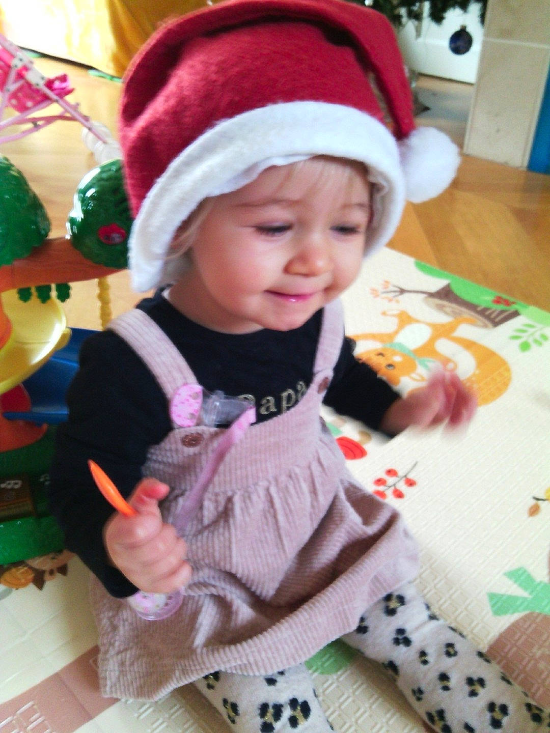 Mélissa a rejoint le concours — aidez-le/la à gagner de superbes lots ! baby, baby_toddler_clothing, cap, child, christmas_eve, clothing, event, face, green, hat, head, headwear, holiday, outerwear, pattern, person, room, skin, sleeve, smile