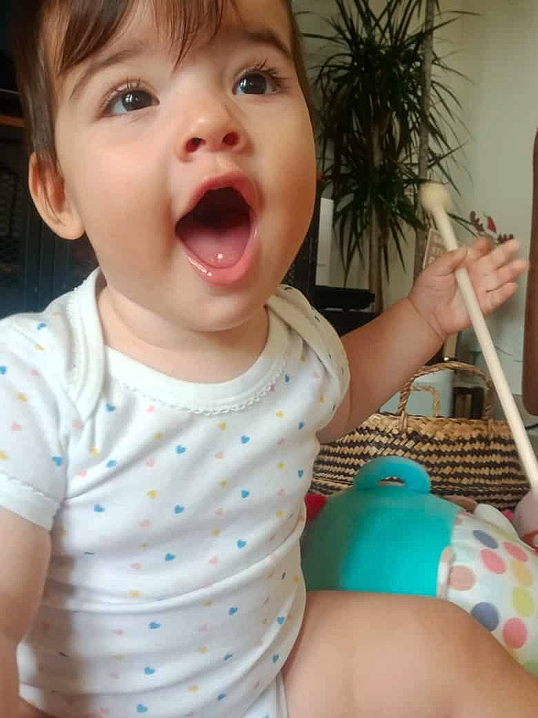 Eva participe au concours pour gagner de l'argent avec cette photo : arm, cheek, ear, eye, facial_expression, flowerpot, hairstyle, head, human_body, jaw, lip, mouth, neck, nose, organ, person, product, skin, sleeve, smile