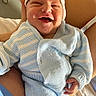 Emilio a rejoint le concours — aidez-le/la à gagner de superbes lots ! baby, newborn, smile, knitted_clothing, blue_outfit, hat, infant, happy, cute, cozy, hand, person, portrait, indoor, human, child, warmth, closeup, soft_lighting, toddler