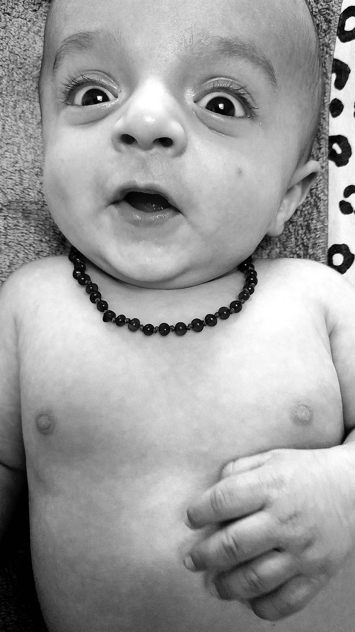 Samy participe au concours pour gagner de l'argent avec cette photo : black, black_and_white, body_jewelry, cheek, eyebrow, eyelash, flash_photography, head, human, human_body, jaw, lip, mouth, neck, nose, organ, person, photograph, shoulder, skin