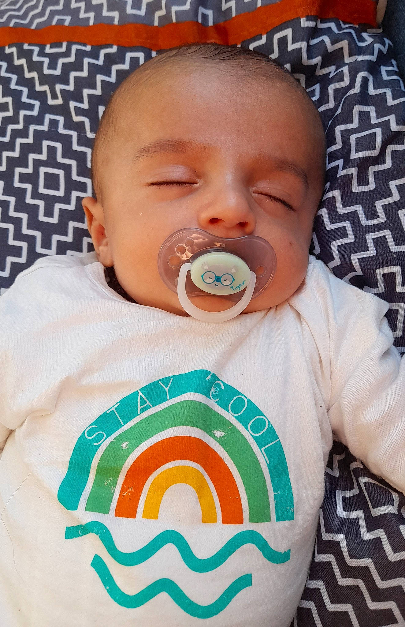 Samy a rejoint le concours — aidez-le/la à gagner de superbes lots ! baby, baby_products, baby_toddler_clothing, cheek, child, chin, comfort, eye, face, hairstyle, happy, head, linens, mouth, neck, nose, person, skin, sleeve, t_shirt