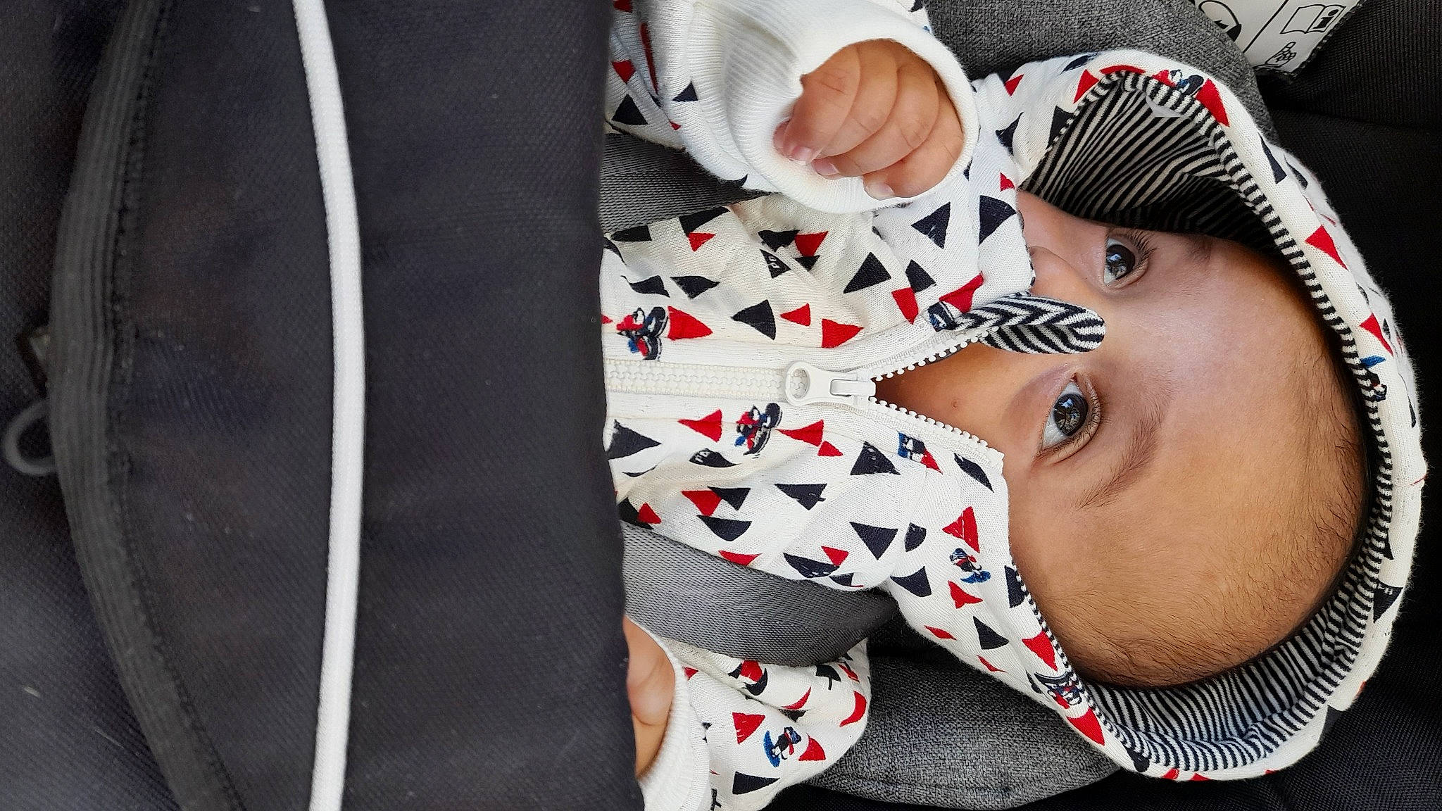 Samy a rejoint le concours — aidez-le/la à gagner de superbes lots ! automotive_tire, baby, baby_toddler_clothing, cap, carmine, child, comfort, eyewear, fashion_accessory, happy, hat, human_leg, mouth, nail, pattern, person, plaid, sitting, sleeve, thigh