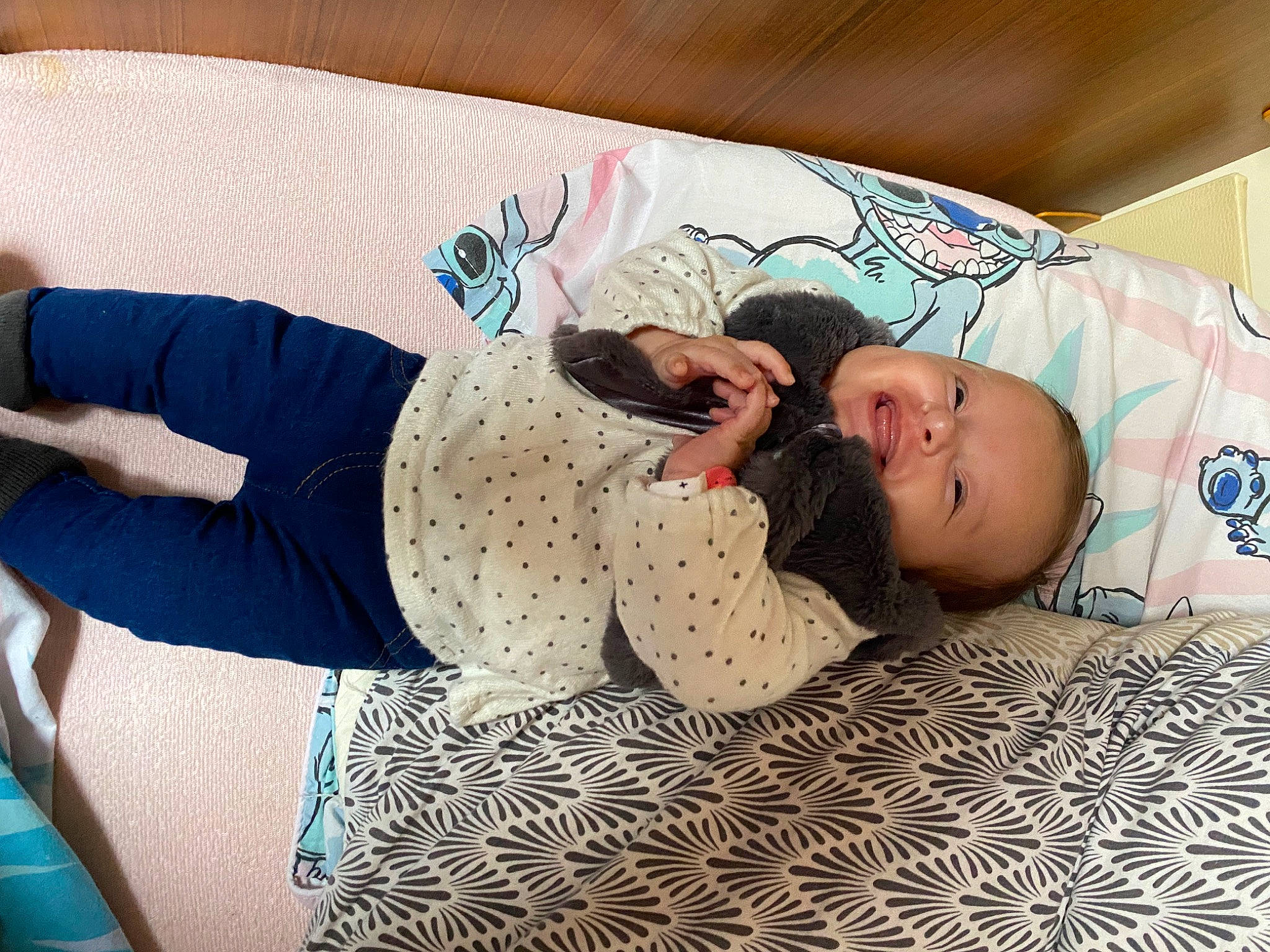 Vaïana participe au concours pour gagner de l'argent avec cette photo : abdomen, baby, baby_sleeping, bed, bedding, child, comfort, couch, flooring, glasses, happy, human_leg, knee, linens, pattern, person, room, t_shirt, textile, thigh