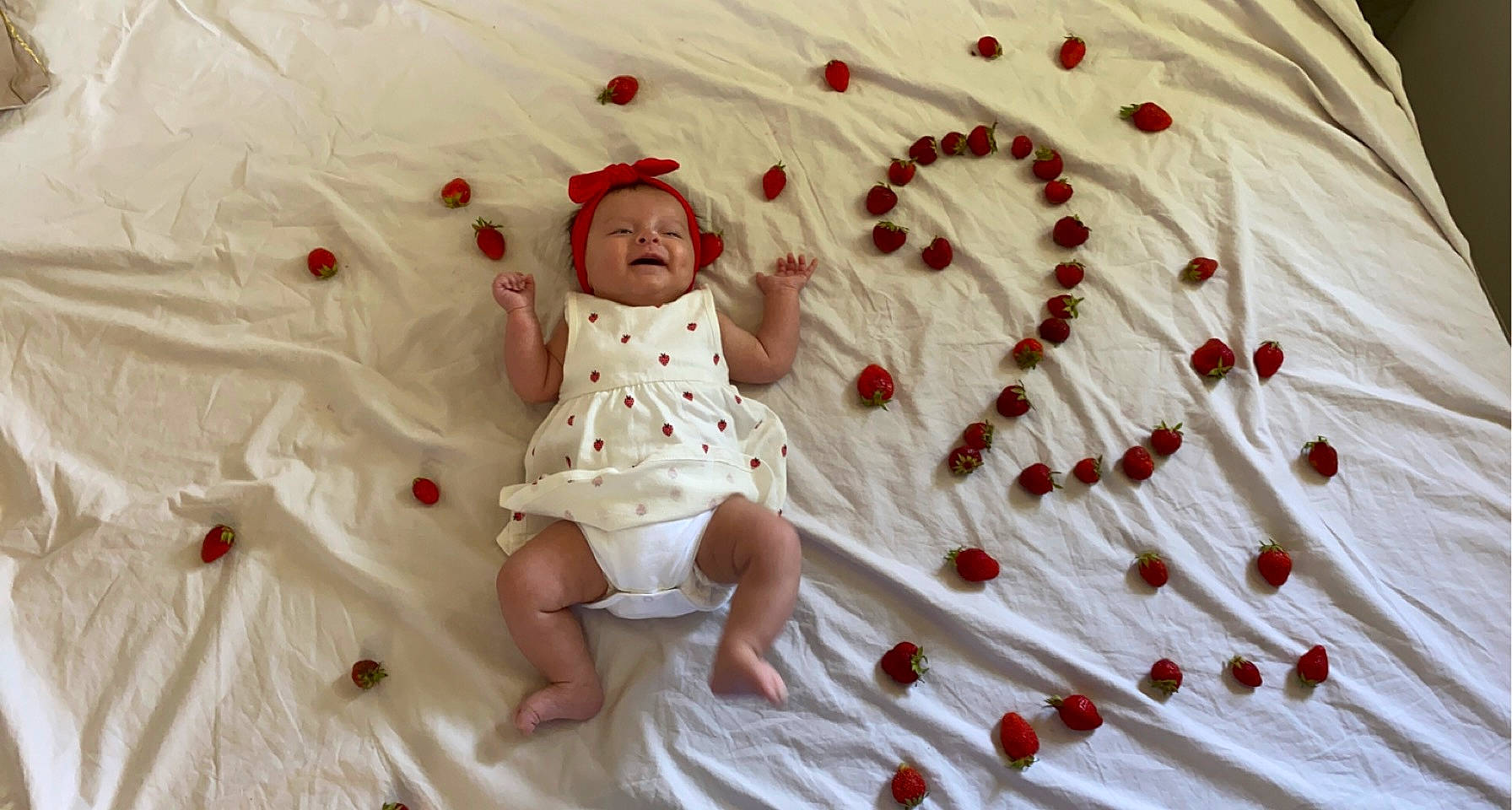 Vaïana a rejoint le concours — aidez-le/la à gagner de superbes lots ! baby, baby_toddler_clothing, bedding, carmine, child, comfort, day_dress, dress, embellishment, linens, one_piece_garment, pattern, peach, person, room, skin, sleeve, textile, toddler, wood