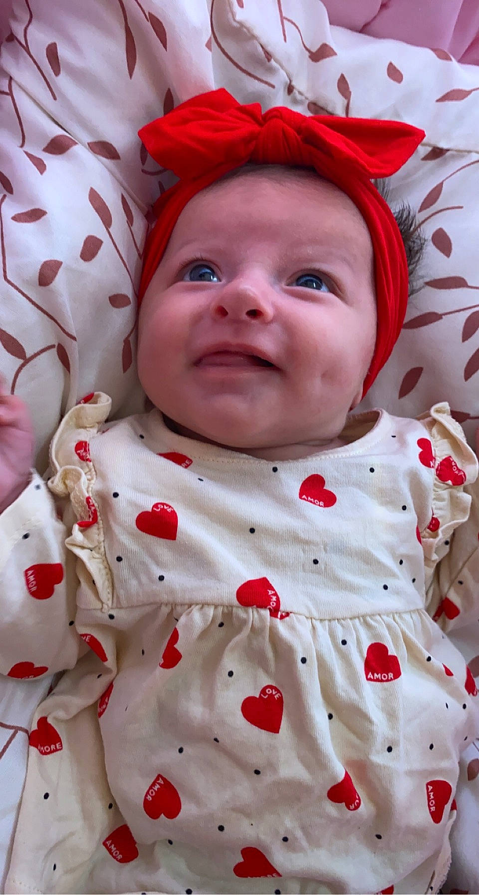 Vaïana a rejoint le concours — aidez-le/la à gagner de superbes lots ! baby, baby_toddler_clothing, cheek, chin, collar, eye, facial_expression, happy, head, headwear, human_body, lip, organ, person, pink, red, skin, sleeve, smile, textile