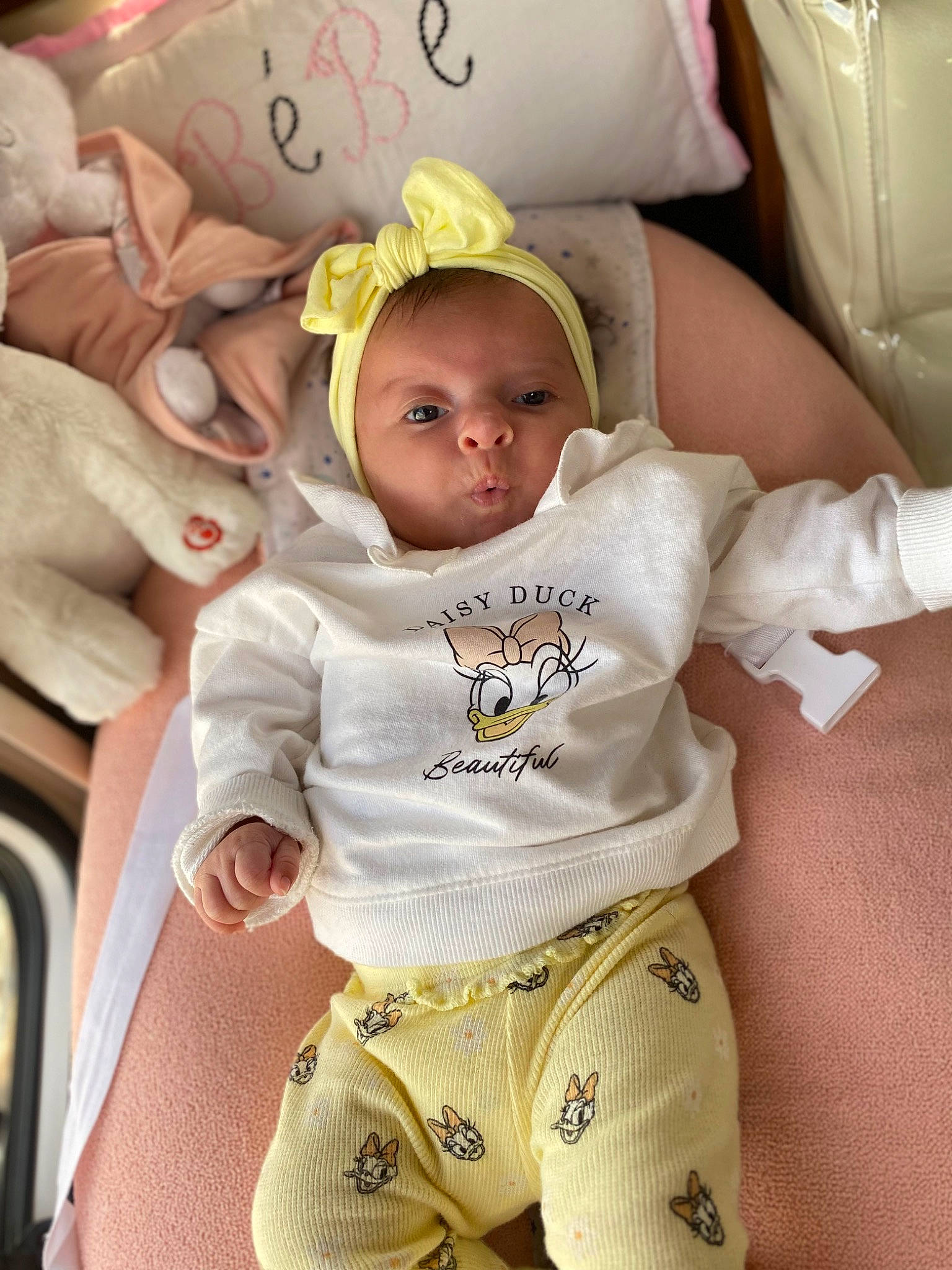 Vaïana a rejoint le concours — aidez-le/la à gagner de superbes lots ! baby, baby_products, baby_sleeping, baby_toddler_clothing, cheek, child, comfort, eye, face, finger, happy, head, human_body, linens, person, sitting, sleeve, t_shirt, thumb, toddler