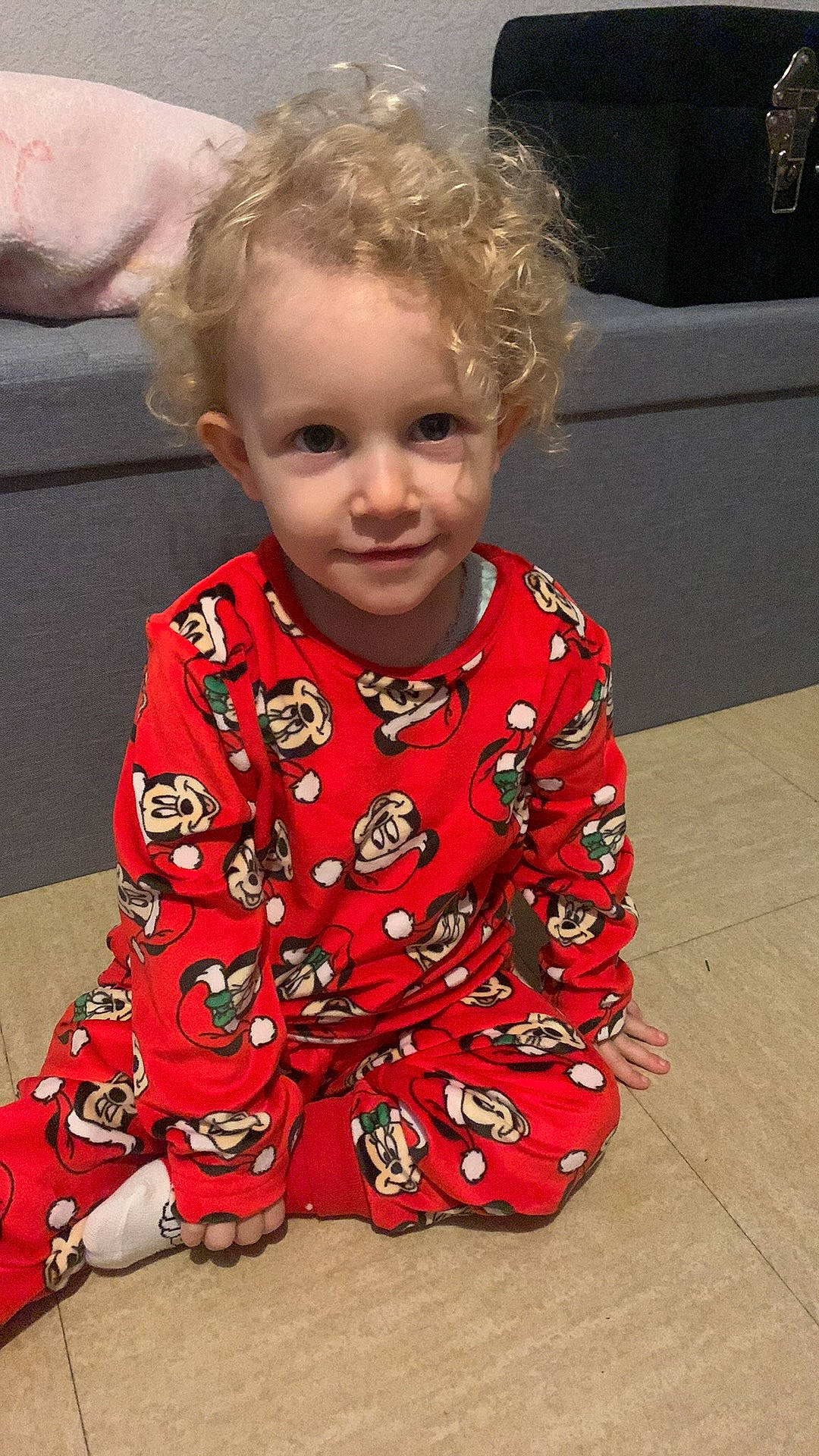 Kélya a rejoint le concours — aidez-le/la à gagner de superbes lots ! baby, baby_toddler_clothing, cheek, child, dress, eye, face, flooring, fun, grass, hair, hairstyle, happy, human_body, joy, pattern, person, pink, skin, sleeve