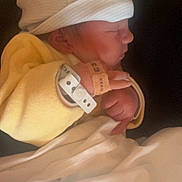 Ezio a rejoint le concours — aidez-le/la à gagner de superbes lots ! newborn, baby, sleeping, hat, yellow_clothing, blanket, hospital_band, infant, side_profile, peaceful, indoors, soft_light, cute, tiny_hands, wrapped, resting, close_up, child, person, warm