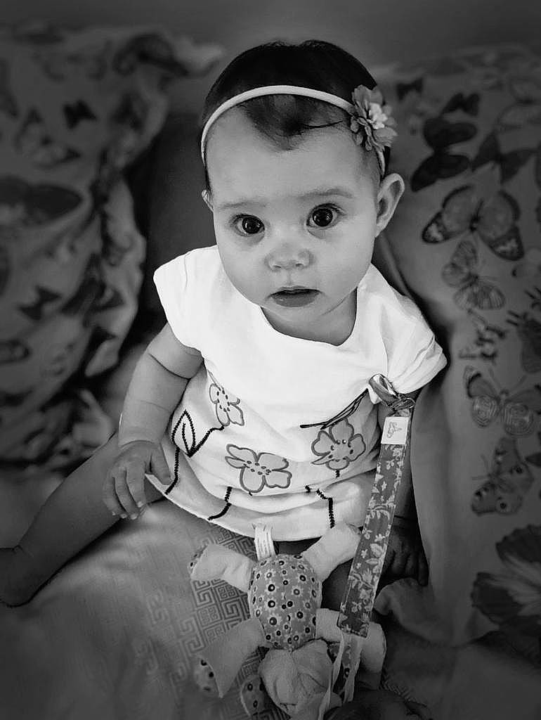 Victoria participe au concours pour gagner de l'argent avec cette photo : arm, baby, baby_toddler_clothing, black_and_white, cheek, eyebrow, eyelash, flash_photography, fun, hand, happy, iris, lip, monochrome, monochrome_photography, neck, person, skin, sleeve, style