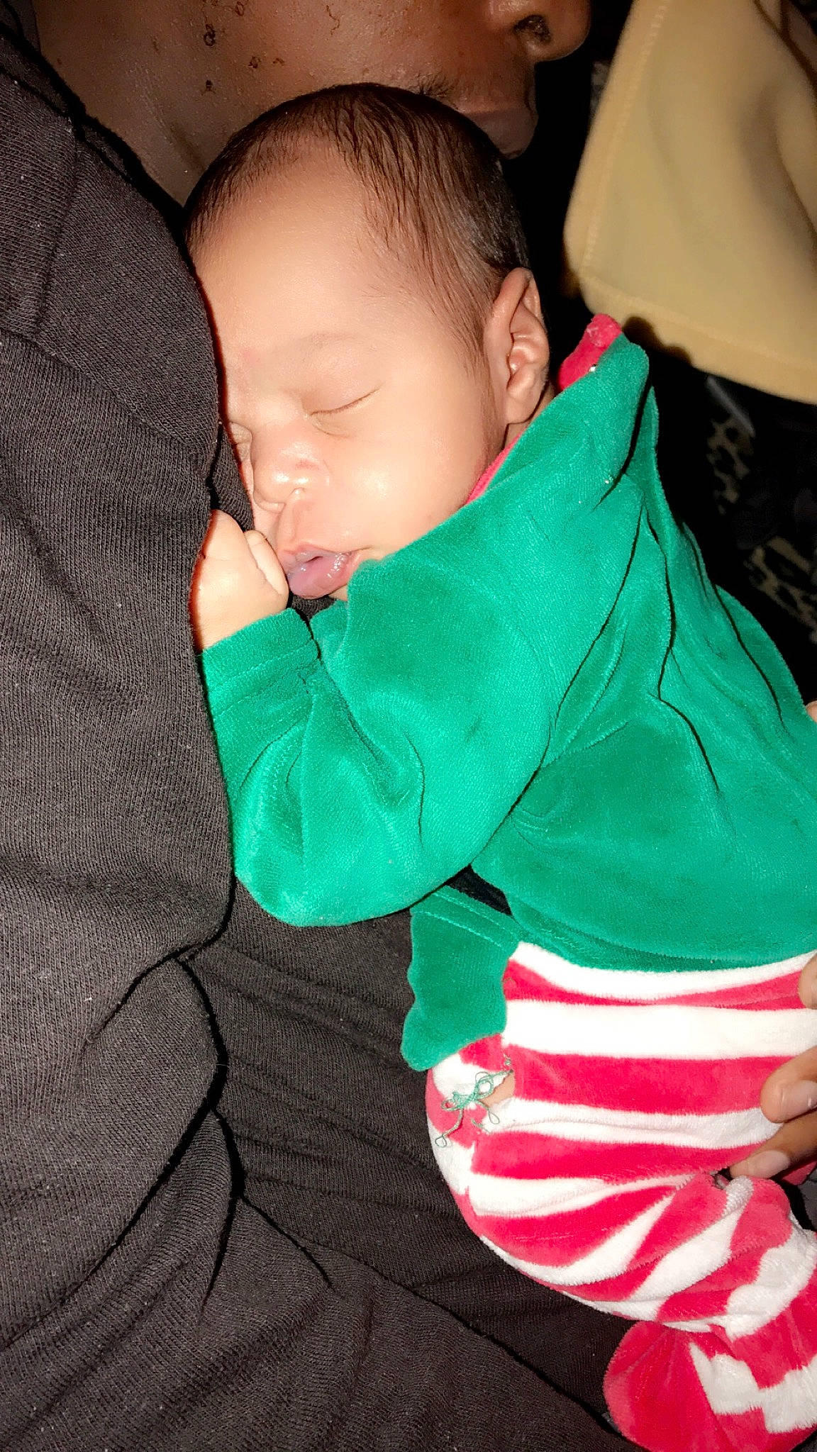 Aÿlan a rejoint le concours — aidez-le/la à gagner de superbes lots ! baby, baby_products, baby_sleeping, baby_toddler_clothing, carmine, cheek, child, comfort, event, fur, gesture, grass, happy, holiday, lap, person, sitting, skin, sleeve, textile