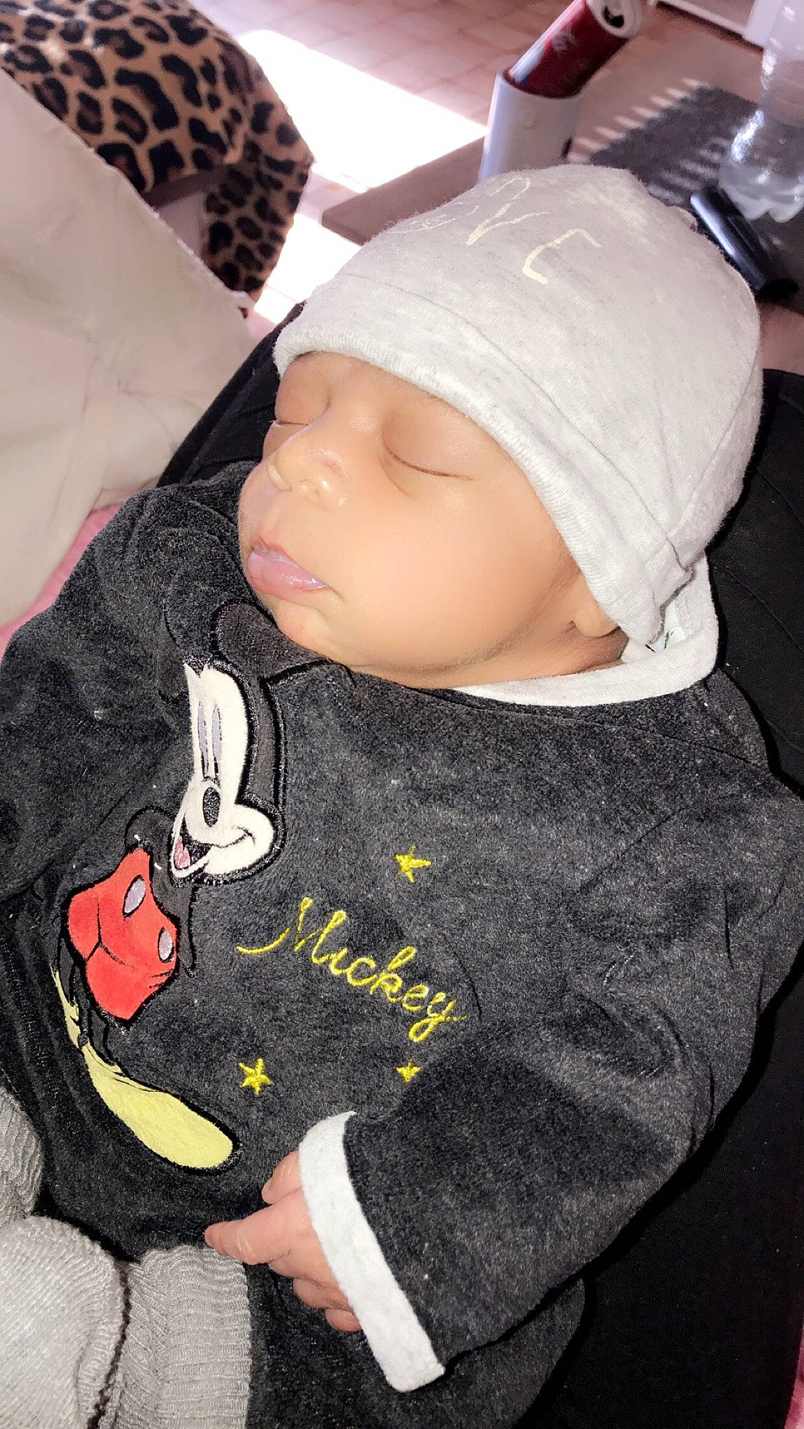 Aÿlan participe au concours pour gagner de l'argent avec cette photo : baby, baby_products, baby_toddler_clothing, beanie, cap, carmine, cheek, child, comfort, headwear, hood, human_body, knit_cap, outerwear, pattern, person, product, sitting, sleeve, t_shirt