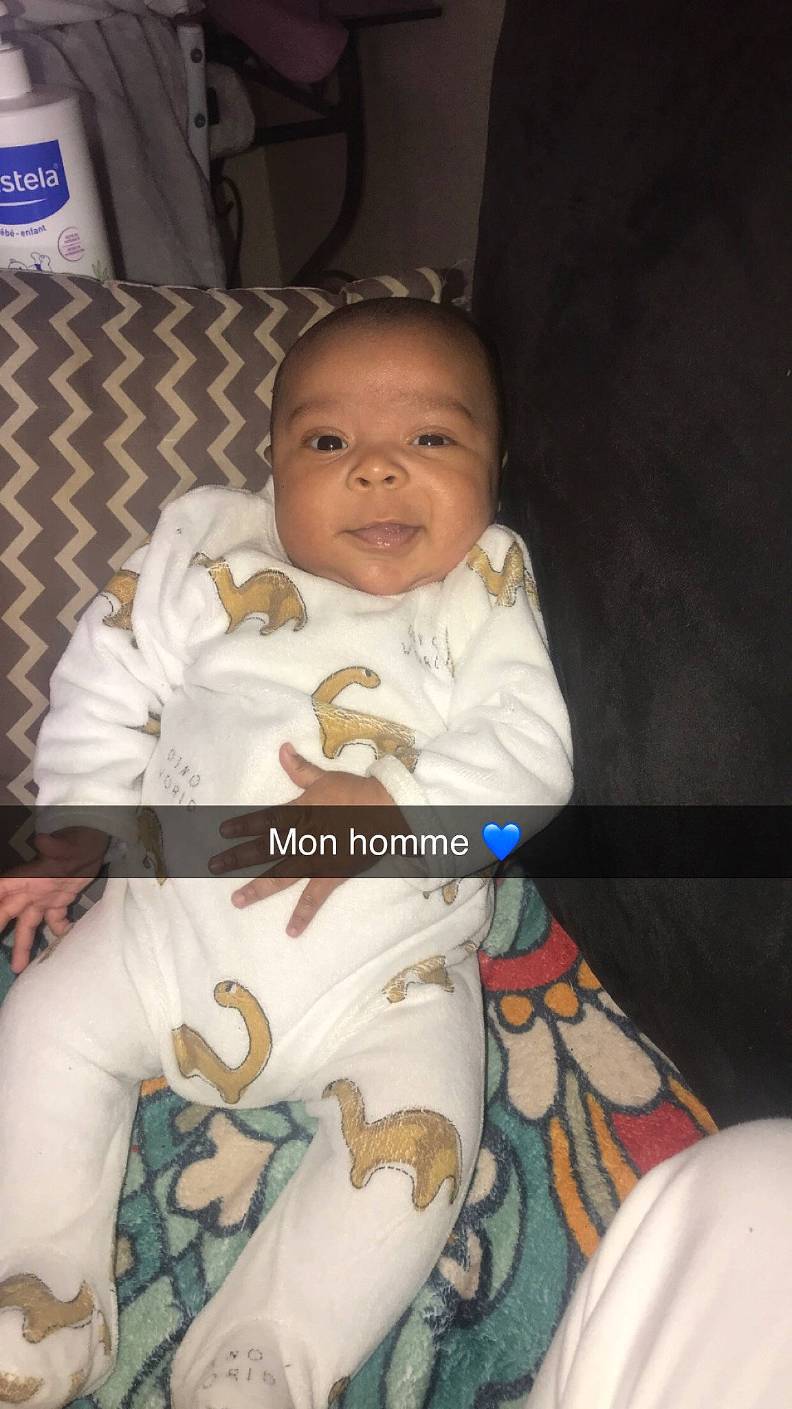 Aÿlan a rejoint le concours — aidez-le/la à gagner de superbes lots ! baby, baby_products, baby_toddler_clothing, chair, cheek, child, collar, comfort, facial_expression, formal_wear, happy, head, iris, outerwear, person, porcelain, room, sitting, sleeve, smile