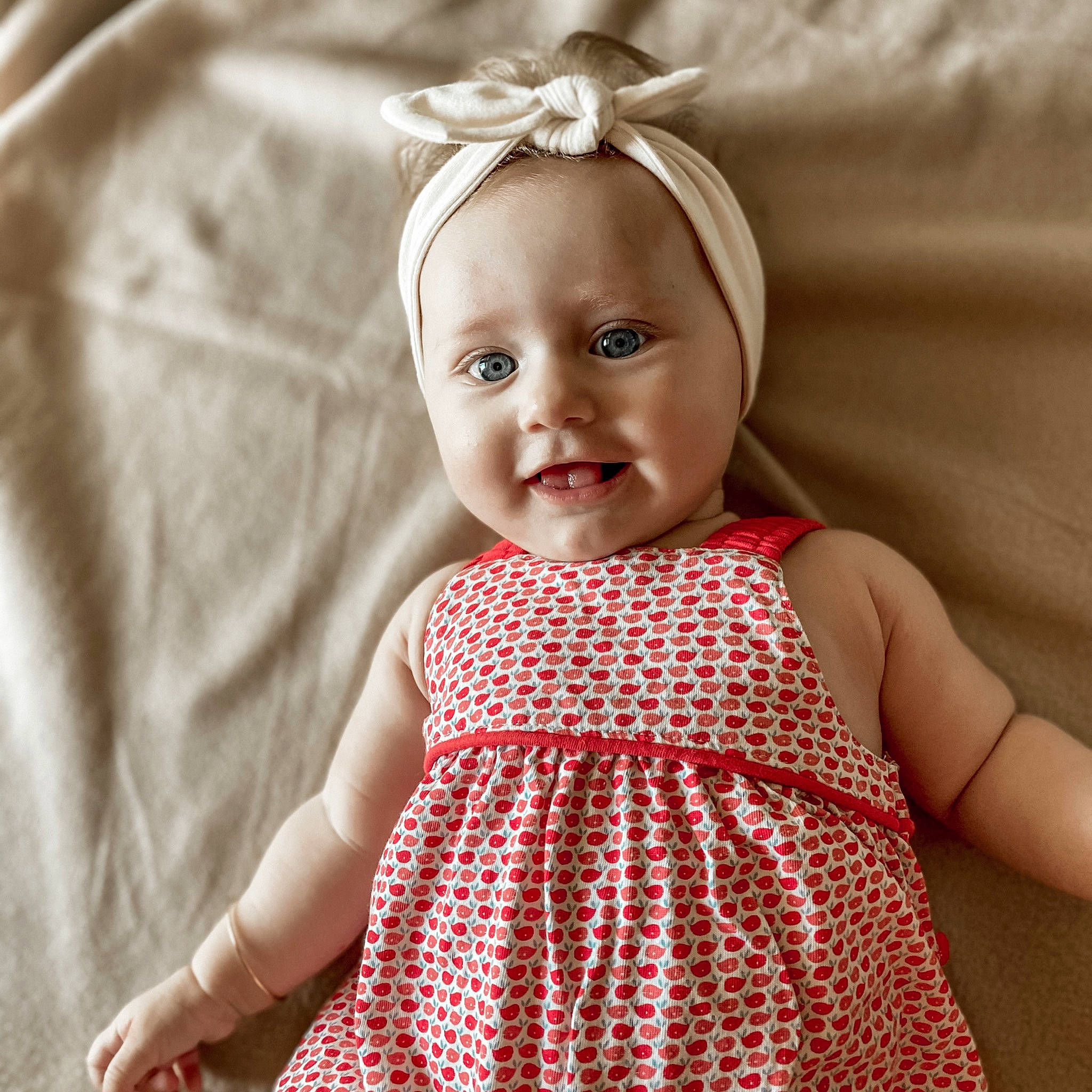 Chloé participe au concours pour gagner de l'argent avec cette photo : baby, baby_toddler_clothing, cheek, child, child_model, clothing, design, dress, face, head, headgear, lip, outerwear, pattern, person, pink, product, skin, textile, toddler