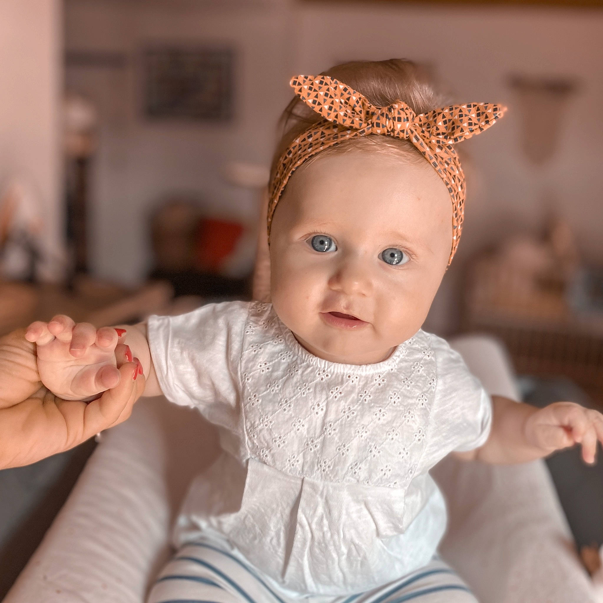 Chloé a rejoint le concours — aidez-le/la à gagner de superbes lots ! baby, child, child_model, crown, dress, ear, fashion_accessory, hair_accessory, head, headband, headgear, headpiece, person, photography, sleeve, toddler