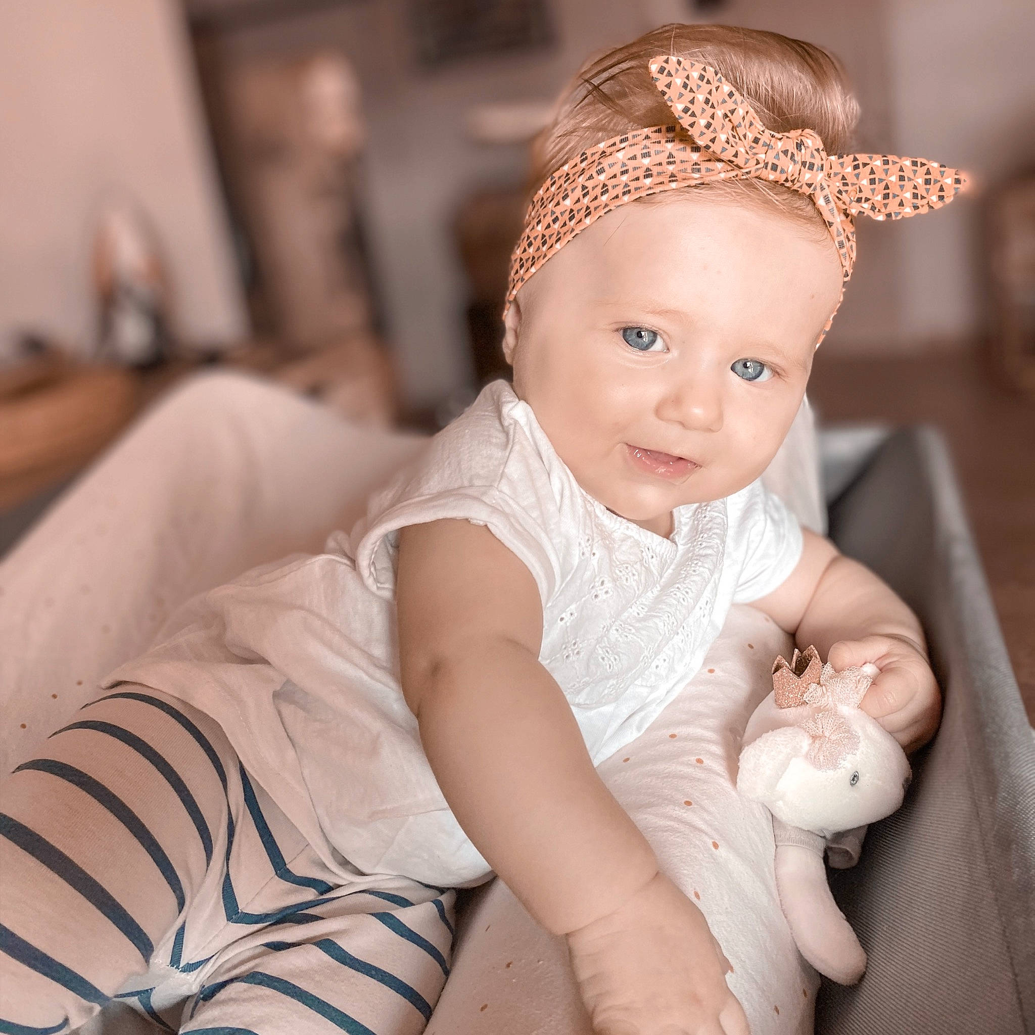 Chloé participe au concours pour gagner de l'argent avec cette photo : arm, baby, child, child_model, dress, fashion_accessory, finger, hair_accessory, hand, head, headband, headgear, headpiece, person, photography, pink, portrait_photography, skin, toddler