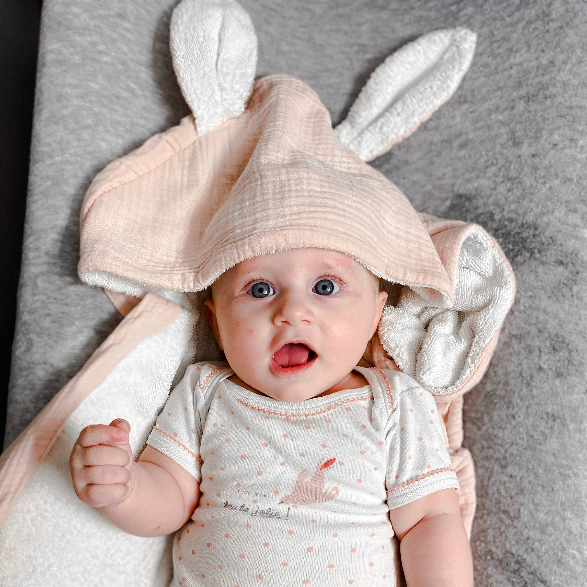 Chloé a rejoint le concours — aidez-le/la à gagner de superbes lots ! baby, beige, bonnet, cap, child, clothing, costume_accessory, ear, fashion_accessory, fawn, hat, head, headgear, headwear, organ, pattern, person, skin, toddler