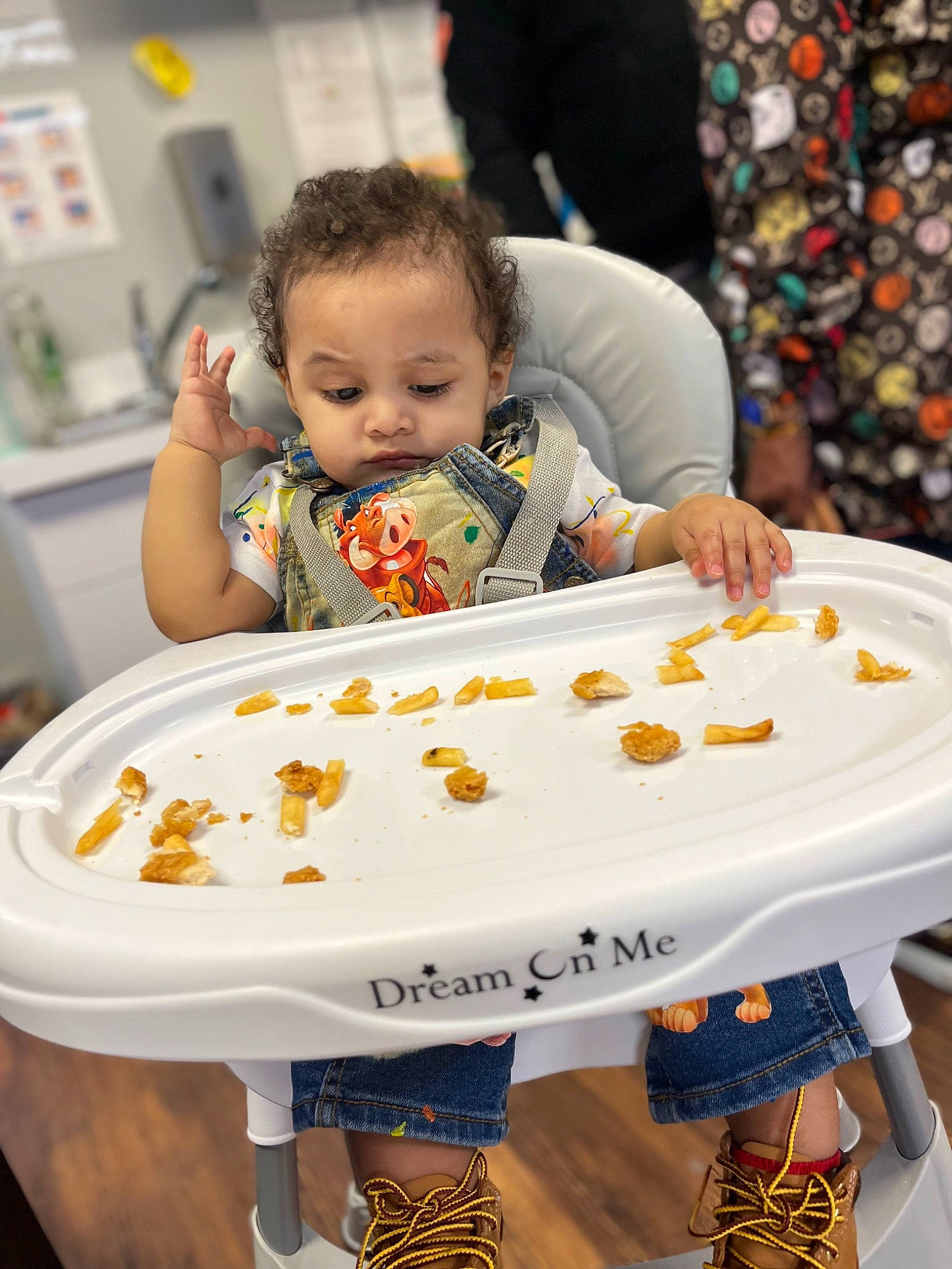 Amilliano is registered to the contest to win money with this photo: baby, baby_toddler_clothing, chair, child, comfort_food, eating, event, food, fun, happy, leisure, person, play, recreation, room, sharing, sitting, sweetness, t_shirt, table