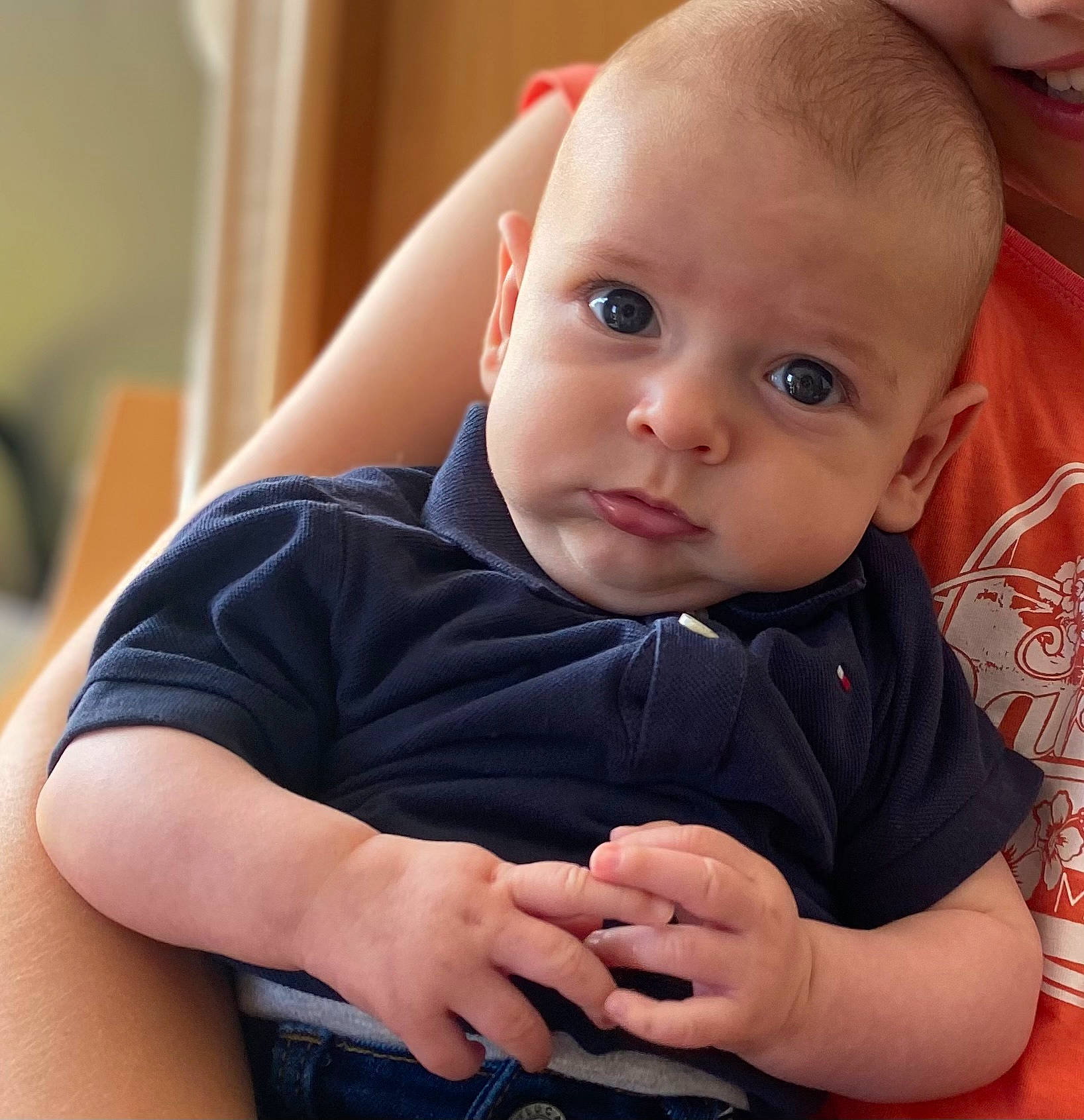 Léo a rejoint le concours — aidez-le/la à gagner de superbes lots ! baby, baby_toddler_clothing, cheek, chin, comfort, eye, eyebrow, eyelash, finger, gesture, hand, happy, iris, lip, mouth, muscle, neck, nose, person, skin