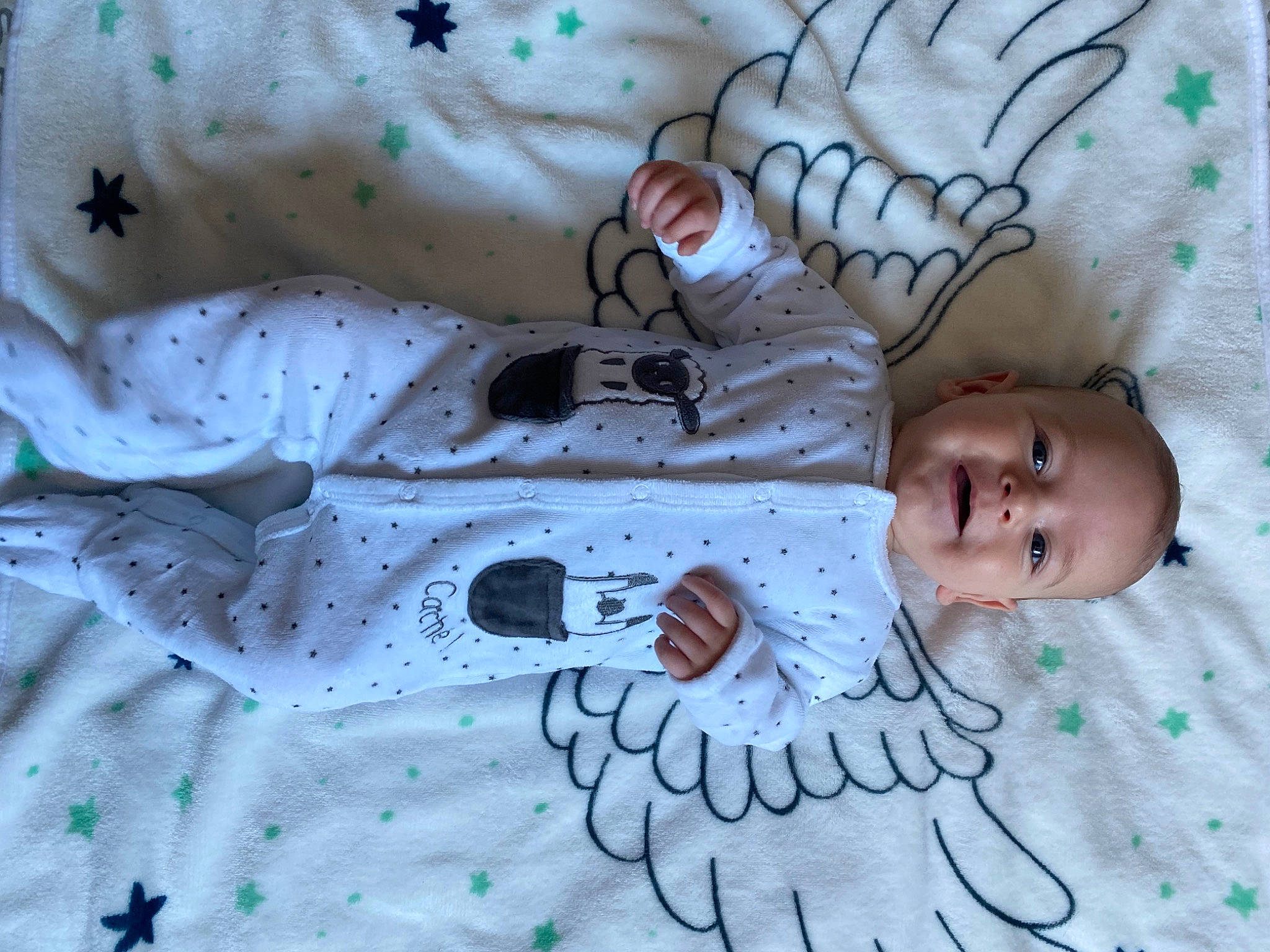 Léo participe au concours pour gagner de l'argent avec cette photo : baby, baby_products, baby_safety, baby_sleeping, baby_toddler_clothing, bedding, bedtime, cheek, child, comfort, eye, linens, nap, pattern, person, skin, sleeve, textile, toddler, white