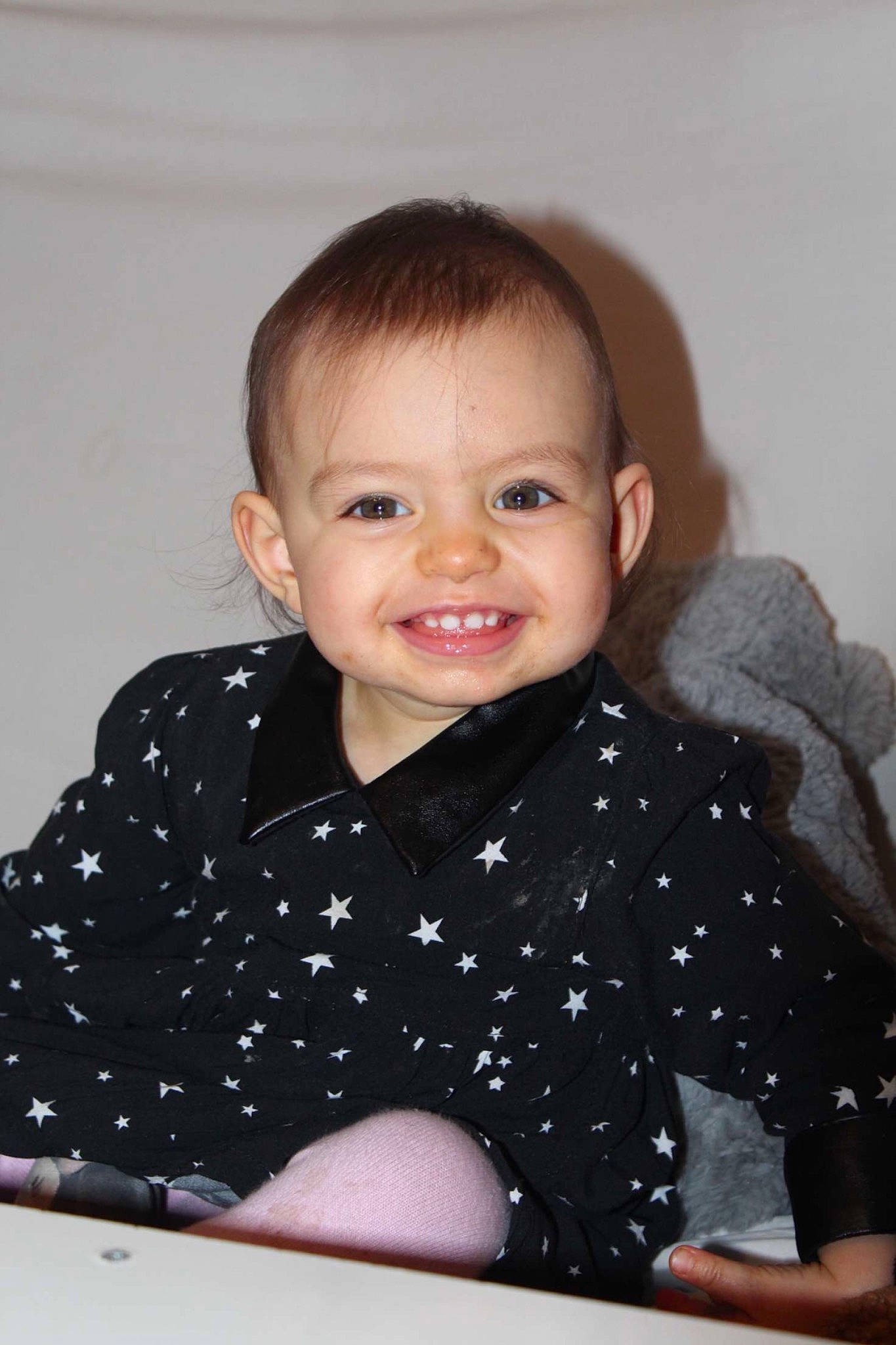 Alexia a rejoint le concours — aidez-le/la à gagner de superbes lots ! arm, baby, baby_toddler_clothing, cheek, child, chin, collar, dress, eyebrow, flash_photography, happy, iris, joy, neck, pattern, person, sitting, skin, sleeve, smile