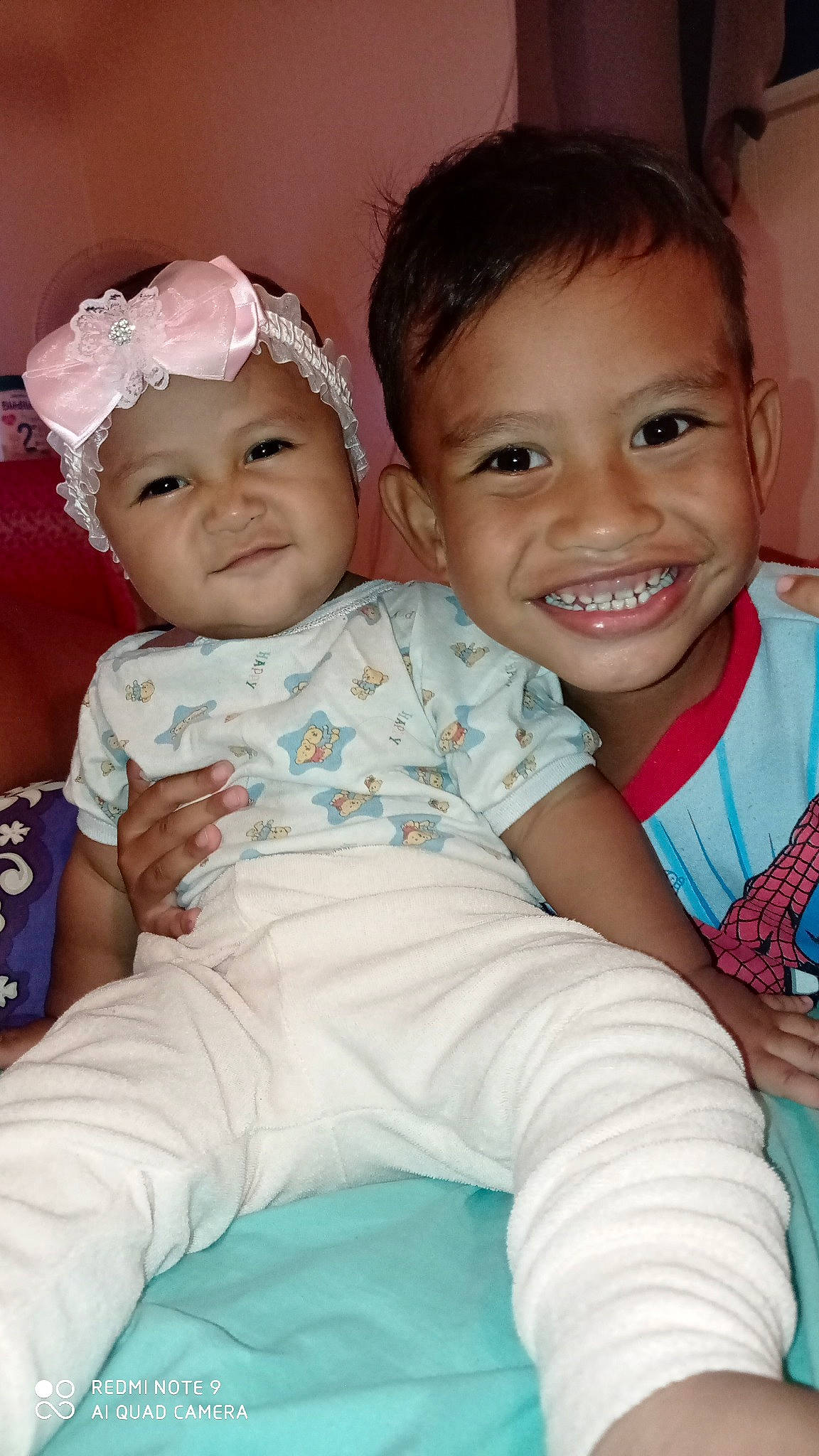 Mehiti participe au concours pour gagner de l'argent avec cette photo : baby, baby_toddler_clothing, cheek, chin, comfort, facial_expression, finger, flash_photography, fun, happy, headwear, human, human_body, interaction, iris, joy, mouth, person, skin, smile